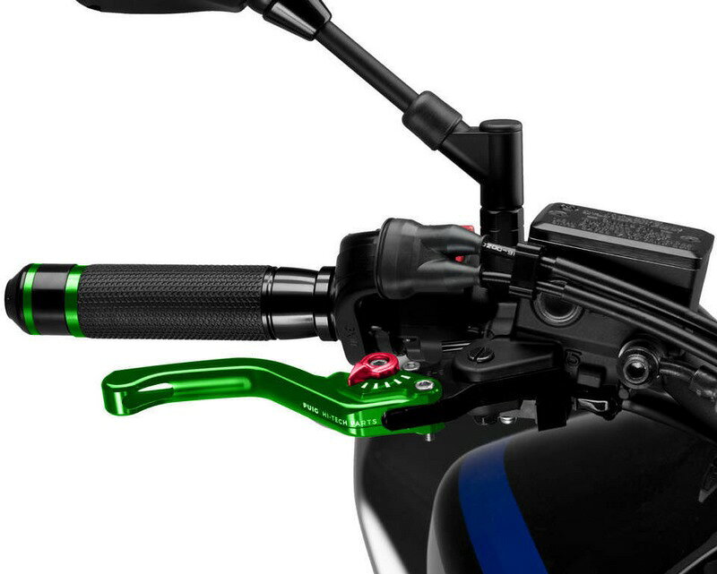 適合車種: UNIVERSAL記事コード：130VAEAN : 8435529314536この資料の代替:: 180V A130VA - レバー3.0...新しいPUIG 3.0レバーでモーターサイクルのレバーを一新しましょう。これはバージョン2.0からの進化です。PUIGはピースの人間工学的な改良を重視し、バイクにモダンでアグレッシブなタッチをもたらすためにレバーの外観を改善しました。レバーの新しい形状は、完璧なハンドルを可能にし、より大きなグリップとアクセス性を保証し、あなたのモーターサイクルのライディング体験をよりユニークなものにします。新しい外観については、PUIGはパーツに含まれるすべてのグラフィックを新しい時代に合わせて一新し、7色の中からパーツを選択することができます。PUIG 3.0のハンドルには4つのモデルがあります。折りたたみ式、固定式、ショート式、拡張式の4種類があります。PUIGは、この最新モデルの改良に力を注ぎ、指が快適に動くように人間工学的な改良を行いました。レバーの組み立てに関しては、詳細な説明書が付属しており、バイクの改造は必要ありません。初めてハンドルセットを購入する場合は、バイク専用の金具セットを購入する必要があります。なぜなら、Puigハンドルはオリジナルの金具では組み立てられないからです。金具の組み立ては、専門のメカニックが行う必要があります。なぜなら、循環させる前に、ブレーキポンプのモデルが変更されているため、車輪を架台で持ち上げて、車輪が制動されていないことを確認する必要があるからです。もしブレーキがかかっていると、ブレーキロックの原因になります。プーチ3.0のハンドルはT?V社の証明書を取得しており、ドイツのABE 91294の承認を受けています。