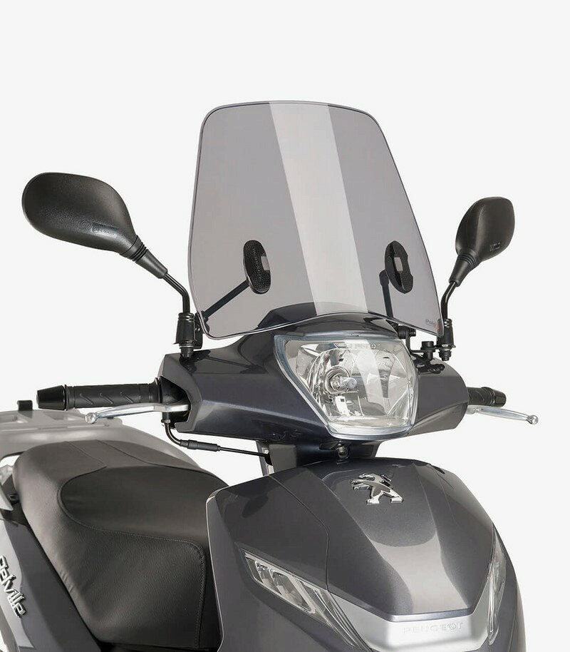 適合車種: PEUGEOTBELVILLE 125 (2017-2020)記事コード：9968HEAN バーコード : 8436571719485Traficモデルを直接進化させたUrbanウインドシールドは、Puigがスクーター用ウインドシールドで開発した最新の製品で、このセグメントのモーターサイクルに高い製品を求めるお客様のニーズを満たすために設計されました。プイグが生み出したこの新しいウインドシールドは、コスモポリタンなデザインで、特に都市部での使用を想定して開発されており、空力性能を向上させながら風や天候からあなたを守ります。衝撃や風に強い3mmポリカーボネート製で、仕上げはクリアとライトスモークの2種類があります。Puigでは、アーバンフェアリングを特定のモデルのスクーターに適合させるための特別なキットを提供しています。カタログに掲載されていない車種については、取り付けキットが付属したユニバーサルモデルをご用意しています。組み立て作業を容易にするため、すべてのモデルのフェアリングには、プーチ社の組み立て説明書のクラシックなパンフレットが付属しています。この製品は、ドイツのT?Vでテストされ、ABE 3を含んでいます。