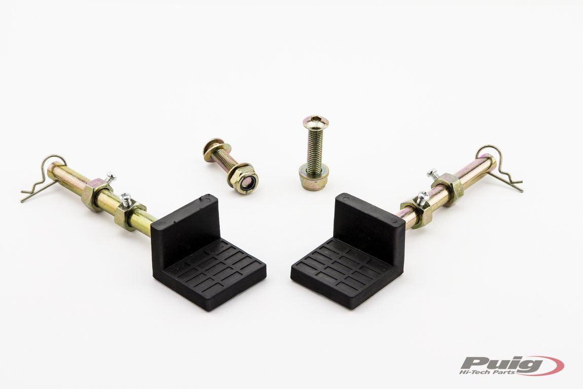 適合車種: UNIVERSAL記事コード：4349PEAN バーコード : 4349000000808Puig社のモトアンドnbsp;用フロントスタンドサポートは、モトクロスを長期間駐車しておく個人ユーザーと、頻繁にトラックで練習するユーザーの両方にとって理想的なアクセサリーです。スチール製のスタンドサポートは、黒いエポキシ樹脂の保護層で覆われており、エレガントな外観を与えると同時に、それぞれの顧客の好みに応じて塗装やパーソナライズが可能です。カタログには750種類以上のフォークベースが掲載されており、それぞれのモーターサイクルの寸法に合わせて正確にデザインされています。