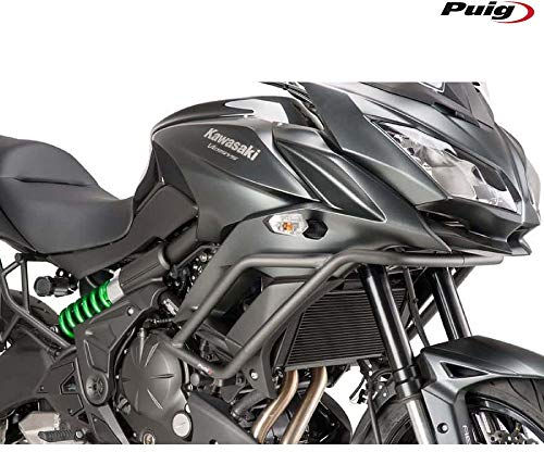 適合車種: KAWASAKIVERSYS 650 (2015-2023)記事コード：7773NEAN バーコード : 7773000000785プイグのモト用エンジンガードは、オートバイのエンジン周りを包括的に保護します。プイグが開発した25mmのスチールチューブ製プロテクターは、高品質の機械加工と精密な溶接により、正確な取り付けが可能です。プイグのエンジンガードは、フェアリングがないために事故の際に特に衝撃を受けやすいアドベンチャーバイクを完璧に補完します。このアクセサリーを装着することで、バイクの安全性と剛性が向上するだけでなく、美観も向上し、バイクのイメージが強化され、より強固な印象を与えることができます。モデルにより、ブラック、グレー、ステンレスの3色を用意しています。