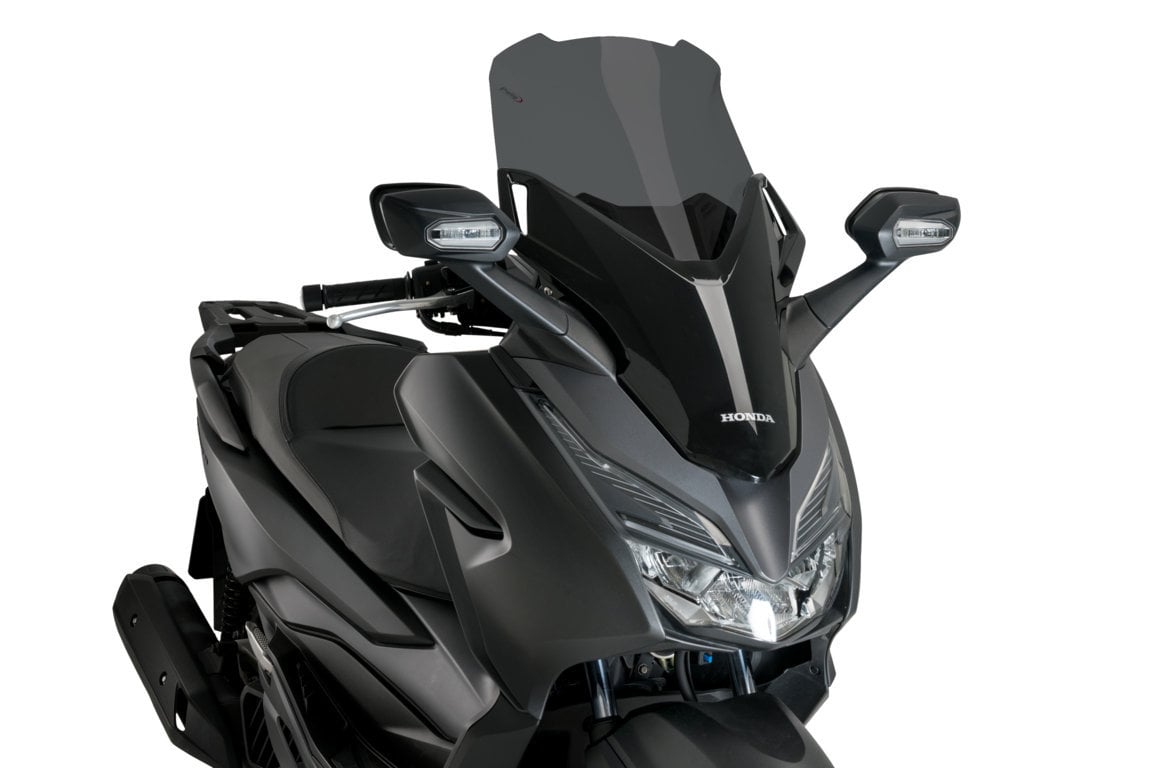 適合車種: HONDA FORZA 125 (2018-2020)FORZA 300 (2018-2020)Article Code: 21319FEAN: 8435529344045Improve the sporty image of your motorcycle with the V-Tech Line Sport Puig screen. The screen belongs to the V-Tech Line design and has been developed in the wind tunnel to ensure its aerodynamic improvement as well as its stability. In addition to its aerodynamic resistance its angular shape in the central and lateral portions allows the redirecting and channelling of the wind and therefore minimizing turbulence.For some particular motorcycle models an aerodynamic test is developed to improve this new screen for your motorcycle.?In case that you prefer an option that guarantees more protection against the wind Puig also has the V-Tech Touring windshield.