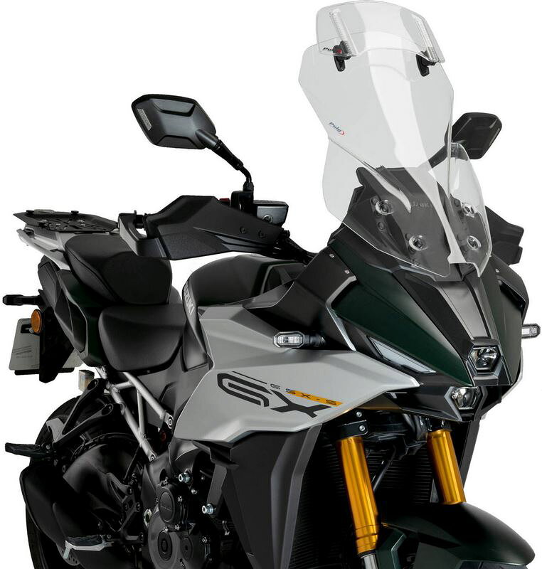 適合車種: SUZUKIGSX-S1000GX (2024-2024)商品番号 : 21989WEAN : 843552936226121989W - バイザー付ツーリングウインドあなたのバイクのフロントガラスをPUIGのツーリングウインドに交換しましょう。バイクのモデルに応じて3-4mmのアクリルで製造され、風からの最大限の保護を保証し、作品の空力特性を向上させ、走行中に影響を与える可能性のある破片を防ぎます。さらに、可変バイザーが付属しており、マシンに乗っているときの快適性を高めながら、風をさらに遮ることができる。このバイザーはネジでツーリングウィンドスクリーンに固定されます。注：すべてのツーリングウィンドスクリーンモデルにバイザーが付属しているわけではありません。ウィンドシールドは、T?V規制に準拠し、> = 2mmの丸みを帯びた輪郭を持っています。組み立てのために、PUIGは、あなたのバイクですぐにツーリングウィンドスクリーンを楽しむことができるように、取り付けのヒントと説明書を提供します。