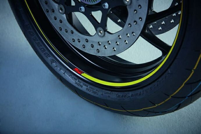 Suzuki / スズキ ホイール デカール Outer (Per ホイール) イエロー | 990D0-WHL02-YEL