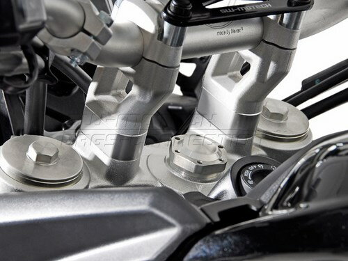 適合車種: TriumphTiger 1200 XCX (2017-2017)Tiger 1200 XR (2017-2017)Tiger 1200 XRT (2017-2017)Tiger 1200 XRX (2017-2017)Tiger 1200 XRX Low (2017-2017)Tiger 800 (2010-2014)Tiger 800 XC (2010-2017)Tiger 800 XCa (2016-2018)Tiger 800 XCx (2016-2018)Tiger 800 XR (2015-2018)Tiger 800 XRt (2015-2018)Tiger 800 XRx (2015-2017)Tiger 900 (2019-2019)Tiger 900 GT (2019-2019)Tiger 900 GT Pro (2019-2019)Tiger 900 Rally (2019-2019)Tiger 900 Rally Pro (2019-2019)Tiger Explorer (2011-2015)Tiger Explorer XC (2011-2015)Tiger Explorer XCa (2015-2018)Tiger Explorer XCx (2015-2017)Tiger Explorer XR (2015-2017)Tiger Explorer XRt (2015-2017)Tiger Explorer XRx (2015-2017)Tiger XCa (2017-2017)Tiger XCx (2017-2017)Tiger XRt (2017-2017)Tiger XRx (2017-2017)Manufacturer : SW Motech GermanyType of part : Genuine Original PartsSW Motech Genuine Manufacturer Code : LEH.11.039.10000/SSW Motech Genuine product Code : LEH.11.039.10000/S品番：LEH.11.039.10000/SEAN：4052572010426バーライザー20mm上昇座位の最適化CNCは、非常にしっかりとしたアルミニウム合金から成っている造られた シルバー粉体塗装含まれています。バーライザー取付材料取付方法特徴。オリジナルスペーサーのさらなる活用ボーデンケーブルの延長は不要