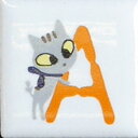 ピチタイル文字「A」 例えば、こんなふうに使います!! かわいいねこちゃんが「A」に寄りそっています。 さあ！何つくる？　壁紙に直接貼ってもいいね。　 タイル裏面にはシールがついています。簡単に取付OK！！ 雨水などの水分の多い場所でのご使用はお控え下さい。 22×22×7ミリ　日本製楽しい!　かわいい!　小物がいっぱーい!!