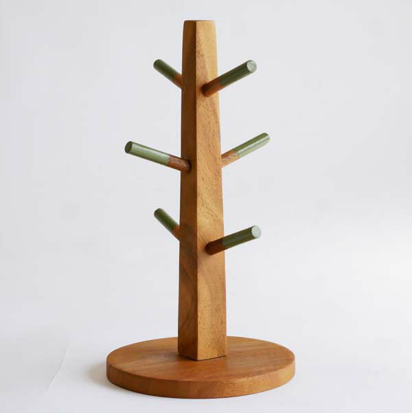 枝を伸ばす木の形をイメージした天然木のアカシア製のマグカップホルダー。カップを引っ掛ける枝が6本付いているので、毎日使うマグをオシャレに掛けて収納できます。リビングや玄関のインテリアにも合わせやすいので、マグカップホルダーとしてだけでなく、鍵を掛けたり、アクサリーホルダーなどにもおすすめです。

約φ15×TH27.5cmとスッキリスリムなので、置く場所にも困りません。なお天然木から作られているので、一つ一つ微妙に色合いや木目に差があり、それもまた魅力的。