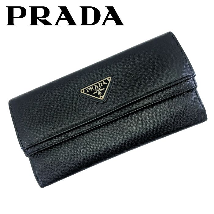 ■ブランド名 PRADA プラダ ■カテゴリ ＜中古品＞三つ折り長財布 ■対象 メンズ　レディース ■素材 レザー ■カラー ブラック ■サイズ 縦9×横17cm ■付属品 無し ▼商品説明 やや使用感がありますが良い状態です。ポケットが多く機能の充実した長財布です。 ※当商品は中古品です。画像で商品状態の全てを表現することが困難なため、「ランク」「価格」もご参考にご検討をお願いします。 ※メガネ、サングラスのフレームバランスについて、画像では不均等であっても特に説明文に記載の無い場合は、発送前の検品時に均等に調整しますのでご安心ください。 ※商品入荷時の状態によっては、弊社の判断でクリーニング、リペアを施している場合がございますので予めご了承ください。 ※箱やケース、カードなどの付属品がある場合、それらの状態は、ランク評価には含んでおりませんので予めご了承ください。PRADA（プラダ）は、イタリアの高級ファッションブランドで、1913年にミラノで創立されました。その製品は、洗練されたデザインと高品質な素材が特徴であり、特にレザーグッズやアパレルで知られています。プラダのアイコン的な商品には、バッグやシューズ、アクセサリーなどがあり、その独創的なスタイルと豪華な素材が世界中のファッショニスタから愛されています。また、プラダはファッション業界での革新的な取り組みで知られ、常にトレンドをリードし続けています。そのモダンでエレガントなスタイルは、世界中のファッション愛好家にインスピレーションを与え続けています。