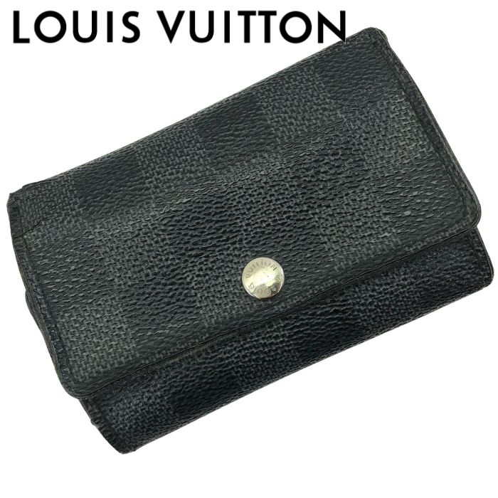 ■ブランド名 LOUIS VUITTON ルイヴィトン ■カテゴリ ＜中古品＞キーケース 6連 ■対象 メンズ　レディース ■素材 PVC ■カラー ダークグレー×ブラック ■サイズ 縦10.5×横6.5cm ■付属品 無し ▼商品説明 使用感、劣化が目立ちます。イニシャルT.K入り。 型番：N62662 ミュルティクレ6 ダミエグラフィット デイトコード（製造番号）： CT4089 ※当商品は中古品です。画像で商品状態の全てを表現することが困難なため、「ランク」「価格」もご参考にご検討をお願いします。 ※メガネ、サングラスのフレームバランスについて、画像では不均等であっても特に説明文に記載の無い場合は、発送前の検品時に均等に調整しますのでご安心ください。 ※商品入荷時の状態によっては、弊社の判断でクリーニング、リペアを施している場合がございますので予めご了承ください。 ※箱やケース、カードなどの付属品がある場合、それらの状態は、ランク評価には含んでおりませんので予めご了承ください。LOUIS VUITTON（ルイ・ヴィトン）は、フランスを代表するラグジュアリーファッションブランドで、1854年に創業されました。その製品は、高品質な素材と洗練されたデザインが特徴であり、特にトランクやレザーグッズ、アパレル、アクセサリーで世界的に有名です。ルイ・ヴィトンのモノグラム柄は、その象徴的なデザインとして広く知られ、豪華なイメージを演出します。また、最新のファッショントレンドに敏感でありながらも、伝統的なクラフトマンシップを大切にし続けています。ルイ・ヴィトンは、常にファッションの最先端を行くブランドとして、世界中のセレブリティやファッション愛好家に愛されています。
