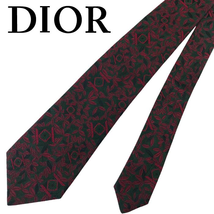 ■ブランド名 Christian Dior クリスチャン ディオール ■カテゴリ ＜中古品＞ネクタイ ■対象 メンズ　レディース ■素材 シルク100％ ■カラー レッド×ダークグリーン ■サイズ 全長 約143cm 、剣先幅 8cm ■付属品 無し ▼商品説明 ほとんど使用感の無い美品です。 ※当商品は中古品です。画像で商品状態の全てを表現することが困難なため、「ランク」「価格」もご参考にご検討をお願いします。 ※メガネ、サングラスのフレームバランスについて、画像では不均等であっても特に説明文に記載の無い場合は、発送前の検品時に均等に調整しますのでご安心ください。 ※商品入荷時の状態によっては、弊社の判断でクリーニング、リペアを施している場合がございますので予めご了承ください。 ※箱やケース、カードなどの付属品がある場合、それらの状態は、ランク評価には含んでおりませんので予めご了承ください。クリスチャン・ディオール（Christian Dior）は、フランスの高級ファッションブランドで、1946年に設立されました。その創設者であるクリスチャン・ディオールは、新しい時代の到来を象徴するような「New Look（新しいルック）」と呼ばれるファッションスタイルを生み出し、ファッション界に革命をもたらしました。クリスチャン・ディオールの製品は、エレガントで女性らしいデザインが特徴であり、高品質な素材と職人技術を組み合わせています。その美しさと優雅さは、多くのファッション愛好家やセレブリティから絶大な支持を受けています。クリスチャン・ディオールのファッションは、常に時代を超えた魅力とエレガンスを追求し、ファッション界のトップブランドとしての地位を確立しています。