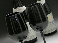 テーブルの上で異彩を放つ漆黒のワイングラス。特別な夜の特別なグラス、そんなワイングラスで...