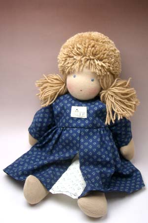 ジルケ人形(大) 女の子　金髪青花 分類 　ごっこあそびのお人形 オススメ 　1.5歳頃から 主材料 布地・綿など サイズ 高さ　45cm メーカー ドイツ ケーセン社 動物のリアルな描写と細部まで美しい仕上げで定評のあるドイツ・ケーセン社の人形です。 誰をも受け入れてくれる人形を長年にわたって作っているSILKE。 ウォルドルフ人形(シュタイナー)の影響を受け、綿やウールなどの自然素材のみを使用したこの素朴なお人形は、感情移入しやすいように(悲しい時には、一緒に悲しんでくれるように見え、嬉しい時は、笑ってくれているように見える)目鼻立ちをわざと少なくしたシンプルな顔立ちです。手足の先、服の細部までコットンで丁寧に作られています。 同仕様の小さいサイズとお顔のアップはこちら≫ ■ご了承くださいませ ・お洋服の柄は写真と多少異なる場合がございます。・お人形の目の色・髪型は入荷ロットによって写真と異なる場合がございます。・受注発注商品のため、お届けに1週間以上いただく場合がございます。発送日は当店からのメールにてご連絡いたします。