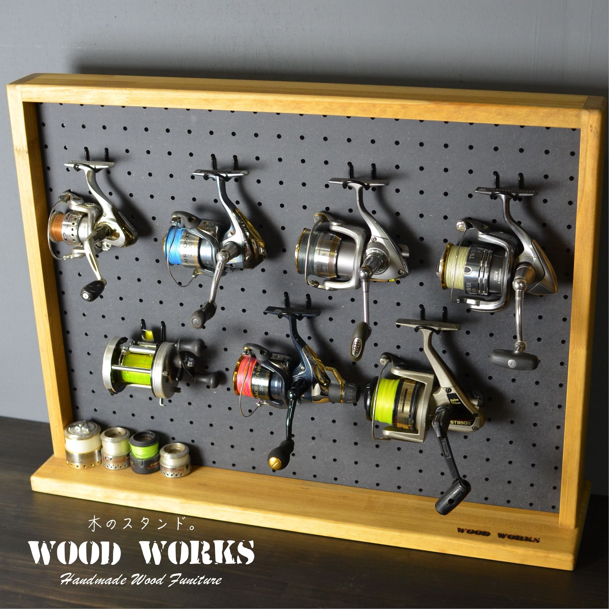 WOOD WORKS 日本製 有孔ボード ディスプレイラック Mサイズ 【ライトブラウン】 ペグボード ・ルアーやリール 釣り具の収納 ・ガンラックとしてのディスプレイに ・アクセサリー収納 ・ハンド…