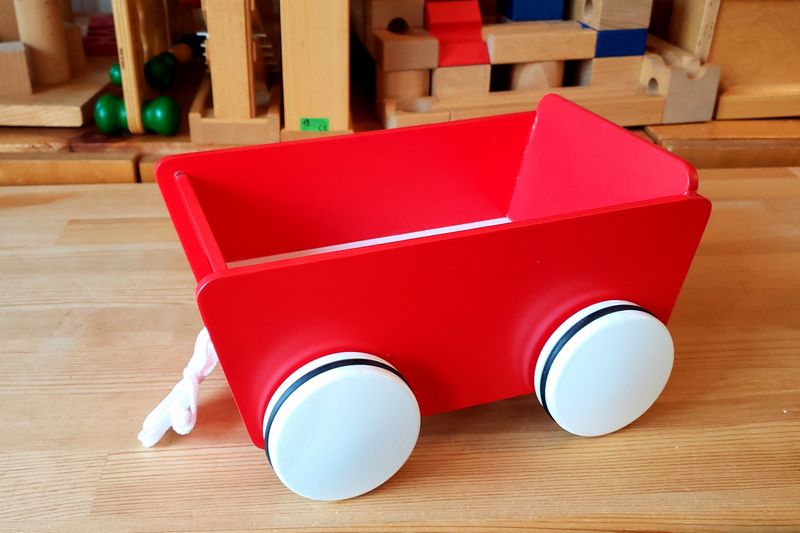 かわいい小さなワゴン お人形を乗せてお散歩ごっこ遊び。 お気に入りのおもちゃを乗せたり。 お片付け用おもちゃ箱としても。 いろいろな使い方ができます。 タイヤにはゴムが付いており、引っ張ると滑らかに動きます。 商品名 ミニワゴン　赤 メーカー スウェーデン／ミッキィ社 サイズ・内容 約23×18×h13cm 材質 木製・ひも・ゴム 輸入元 アトリエ・ニキティキ 正規輸入品 製造国 中国 【木のおもちゃ　木製ワゴン　おもちゃ箱　知育玩具　出産祝い】