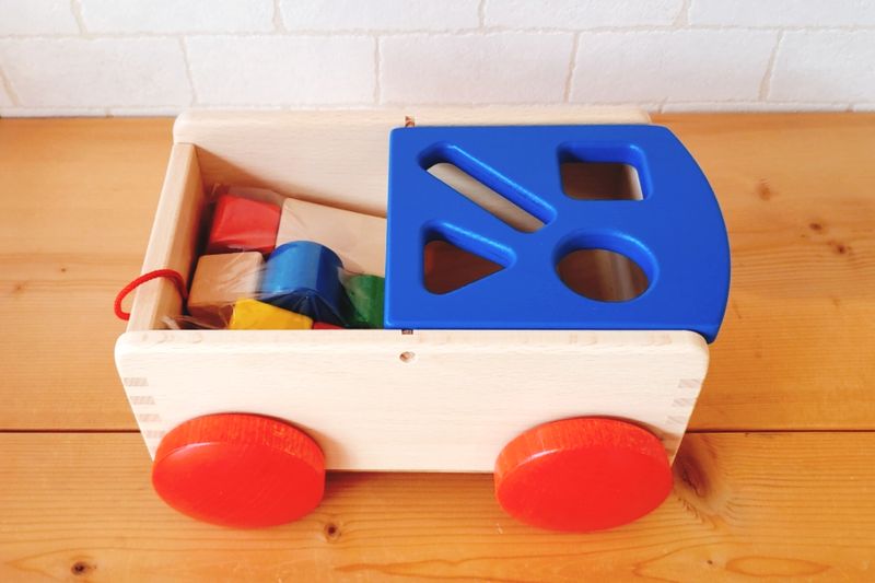 ニック社　nic　N車付ポストボックス　青　型はめ くるま 車 プルトーイ 木のおもちゃ 出産祝い ドイツ製 1歳 2歳 3歳
