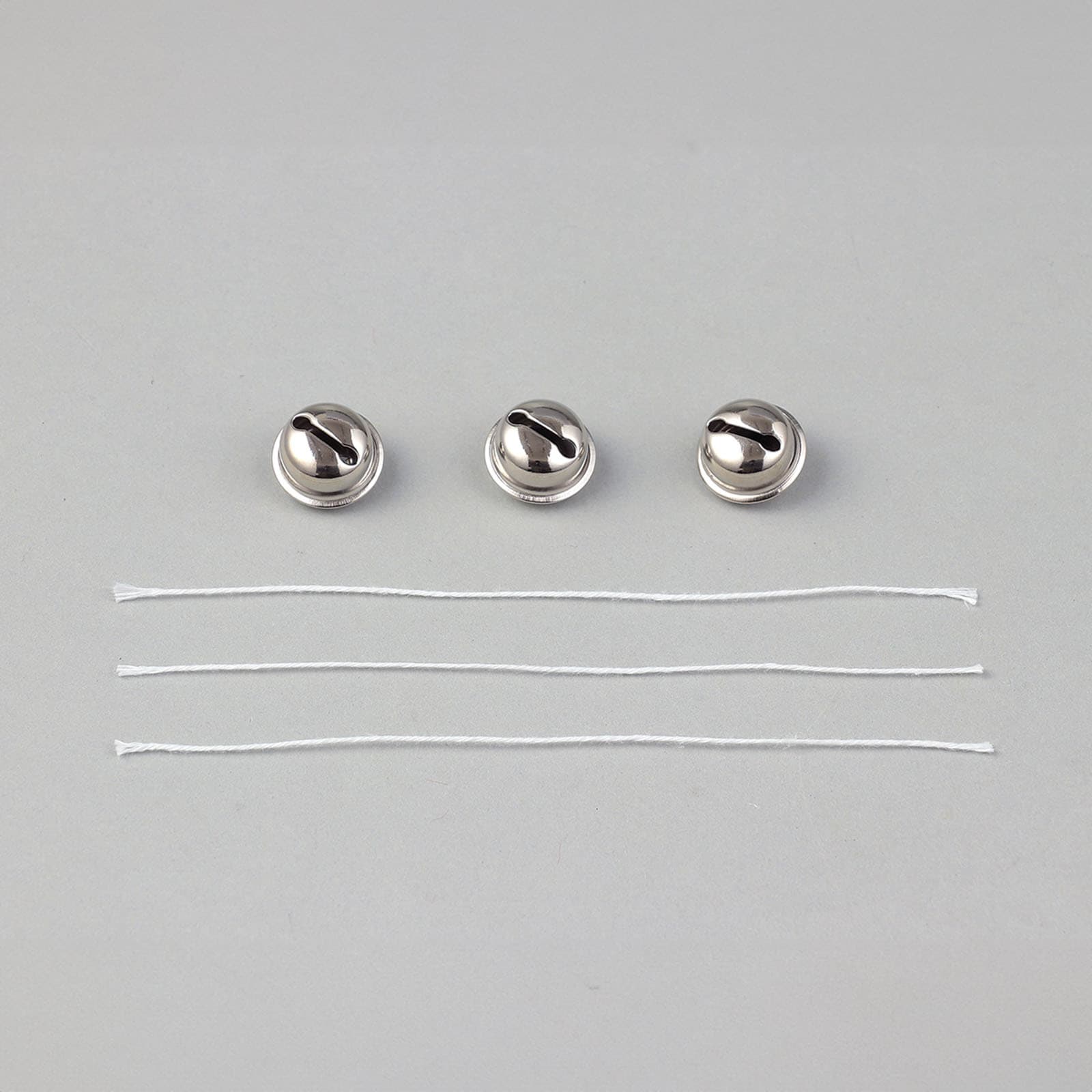 花笠にすぐに取り付けられる鈴のセットです。 / 商品サイズ鈴：φ20×10mm、紐：約150mm メーカーアーテック 返品返品不可 欠品時の対応ご注文のタイミングにより完売した場合は、ご注文をキャンセルとさせて頂きますので予めご了承下さい。 返品について返品をご希望の場合は、商品到着より7日以内に必ずご連絡をお願いいたします。※返品欄に≪不可≫と記載している物や、セール商品及び在庫処分品などの一部商品は返品対象外となります。※ご連絡無く商品をご返送された場合は、返品をお断りさせていただきます。尚、返品をご希望の場合は、事務手数料として別途1,000円頂戴いたします。詳しくは詳しくは『こちらをご覧下さい』 注意事項お客様のモニター環境などにより、カラーや素材感が実際の商品と若干異なって見える場合がございます。予めご了承下さい。サイズ表はメーカー公表サイズとなります。