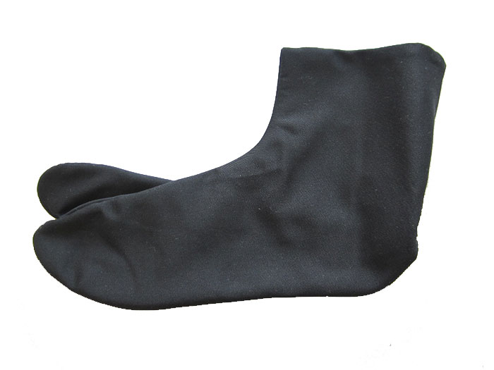 ネコポスをご利用の場合コチラを必ずご確認ください サイズ規格22.5〜29.0 素材綿、他 商品説明着物を着用する時や、草履や雪駄を履く時に使用する和装足袋です。少し厚めの生地で、足首部分も若干長めの足袋となります。足袋はシワが出ない様にピッタリ履くのがビシッと決まります！全体的に大きくてフィットしていなかったり、つま先部分の生地が余っている。また逆に、足の甲部分がパツパツになっていたり、足首部分がきついのに無理やりコハゼを締めている。そんな状態になっていないでしょうか。体を支える足には負担がかかります。サイズの合わない足袋を履くと疲れやすく足に痛みが出る事も。普段履いている靴のサイズではなく、裸足の状態で足のサイズを測ってピッタリサイズを購入して下さい。 在庫に関してご注文のタイミングによって取寄せとなることがございます 注意事項返品可