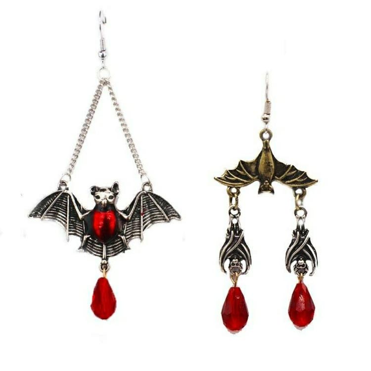 WBee88のブラックアクリルコウモリフックピアス 2個入り ピアス ハロウィーン ハロウイン 仮装 メンズ レディース 男子 女子 イヤリング かわいい 揺れる チャーム 金属アレルギー対応 動物 アニマル こうもり 蝙蝠 ポップ バット｜アングル2