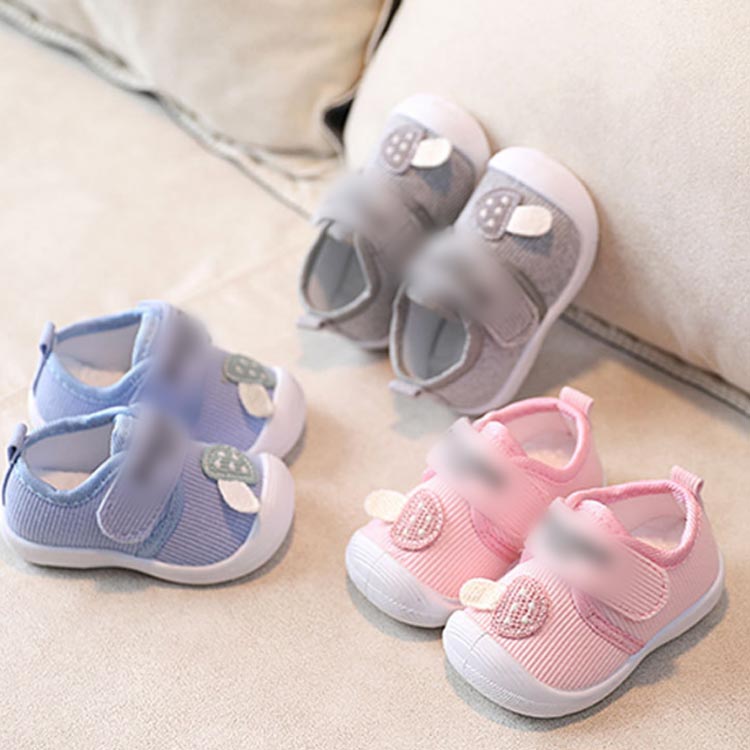 11.5-14cm！可愛い笛付きベビーシューズが登場！履くとピーピー笛が鳴る。柔らかい、柔軟で軽便のデサインで、子供に負担がなくて心地がよいです！履き脱ぎやすい！履き脱ぎはマジックテープ式で、小さなお子様でも一人でも大丈夫です。とても可愛いらしく、通気性もよく、キッズの足に優しいベビーシューズです。 サイズ 16（内長11.5cm） 17（内長12cm） 18（内長12.5cm） 19（内長13cm） 20（内長13.5cm） 21（内長14cm） サイズについての説明 サイズ：16（内長11.5cm） 17（内長12cm） 18（内長12.5cm） 19（内長13cm） 20（内長13.5cm） 21（内長14cm） 素材 ポリエステル ゴム 色 ブルー ピンク グレー 備考 ●サイズ詳細等の測り方はスタッフ間で統一、徹底はしておりますが、実寸は商品によって若干の誤差(1cm〜3cm )がある場合がございますので、予めご了承ください。 ●製造ロットにより、細部形状の違いや、同色でも色味に多少の誤差が生じます。 ●パッケージは改良のため予告なく仕様を変更する場合があります。 ▼商品の色は、撮影時の光や、お客様のモニターの色具合などにより、実際の商品と異なる場合がございます。あらかじめ、ご了承ください。 ▼生地の特性上、やや匂いが強く感じられるものもございます。数日のご使用や陰干しなどで気になる匂いはほとんど感じられなくなります。 ▼同じ商品でも生産時期により形やサイズ、カラーに多少の誤差が生じる場合もございます。 ▼出荷前に全て検品を行っておりますが、万が一商品に不具合があった場合は、お問い合わせフォームまたはメールよりご連絡頂けます様お願い申し上げます。速やかに対応致しますのでご安心ください。