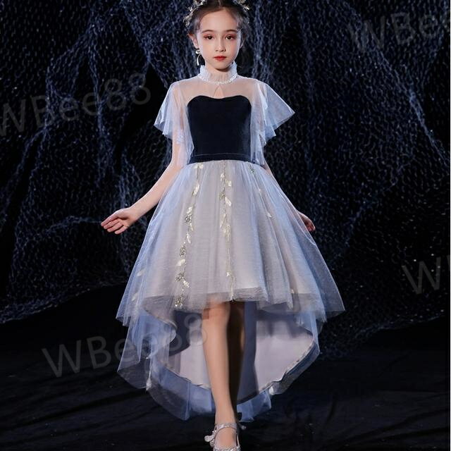 大人っぽい、フィッシュテールドレスです。きらめくグレーのスカートと、透け感のあのデコルテから方の部分がエレガントなデザイン♪デザイン性に拘った、おしゃれで個性的な、舞台映えするフォーマルドレスです！【カラー】写真の色【素材】ポリエステル【サイズ】100バスト：56cmウエスト：54cm着丈（前側/後側）：48cm/65cm参考身長：90-100cm110バスト：60cmウエスト：57cm着丈（前側/後側）：58cm/75cm参考身長：100-110cm120バスト：64cmウエスト：60cm着丈（前側/後側）：66cm/85cm参考身長：110-120cm130バスト：68cmウエスト：62cm着丈（前側/後側）：72cm/95cm参考身長：120-130cm140バスト：72cmウエスト：66cm着丈（前側/後側）：77cm/105cm参考身長：130-140cm150バスト：76cmウエスト：69cm着丈（前側/後側）：82cm/115cm参考身長：140-150cm160バスト：78cmウエスト：72cm着丈（前側/後側）：87cm/125cm参考身長：150-160cm※1〜3cmの誤差がある場合がございます。【注意事項】「ドレスのみ」のお届けとなります。写真の付属品は含まれませんのでご注意ください。