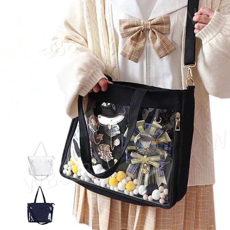 定番デザインのトート型バック です！ シンプルなデザインで 普段使いでも重宝します！中にポケットも付いているので、収納力もバッチリです A4のファイルも日用品も しっかり入るサイズ感がおすすめ♪ 透明部分が大きめなので A4のクリアファイルも入れられます カラーは3種。ファッションやお好みに合わせて楽しんでくださいね。 サイズ： 45*32cm 素材：キャンバス ポリエステル PVC 色： ブラック ホワイト ネイビー 備考 ●サイズ詳細等の測り方はスタッフ間で統一、徹底はしておりますが、実寸は商品によって若干の誤差(1cm〜3cm )がある場合がございますので、予めご了承ください。 ●製造ロットにより、細部形状の違いや、同色でも色味に多少の誤差が生じます。 ●パッケージは改良のため予告なく仕様を変更する場合があります。 ▼商品の色は、撮影時の光や、お客様のモニターの色具合などにより、実際の商品と異なる場合がございます。あらかじめ、ご了承ください。 ▼生地の特性上、やや匂いが強く感じられるものもございます。数日のご使用や陰干しなどで気になる匂いはほとんど感じられなくなります。