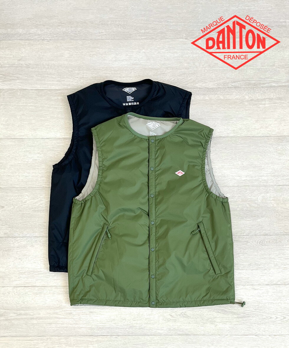 商品情報アイテム詳細品番：DT-A0635 SNT素材：表地 ナイロン100% / 裏地 ナイロン100% / 詰物 ポリエステル100%生産地：中国実寸(cm)：M：着丈 65 / 肩幅 43.5 / 胸囲 114L：着丈 66.5 / 肩幅 45 / 胸囲 118XL：着丈 68 / 肩幅 46.5 / 胸囲 122(ブランドオフィシャルサイトのサイズ表をもとに記載しております。)商品説明ミドルレイヤーとしても活用できる、ジャストサイズのノーカラーインサレーションベスト。中綿には高機能素材『プリマロフト』を使用しており、薄くてあたたかく、かつ軽量の機能性に優れたアイテムです。耐久性・撥水性を兼ね備えているため、汚れに強く手軽に愛用していただけます。裾のドローコードは絞ってシルエットに変化をつけるだけでなく、保温性を高められます。コンパクトに持ち運びできる収納袋付きなのも嬉しいポイント。首回りがすっきりと見える仕様で、パーカーやタートルネックなどとの相性も抜群です。薄手なのでインナーとしてコートやアウターの中に着込め、長いシーズン活躍してくれます。※こちらの製品は、フランスTRANSHOLDING社との提携により中国で製造したものです。注意商品のカラーは、モニターの性質上、実際の色と異なって見える場合があります。予めご了承ください。ご注文の前にこちらの商品は当店実店舗でも販売しております。在庫数の更新は随時行っておりますが、お買い上げいただいた商品が品切れになってしまうこともございます。その場合、お客様には必ず連絡をいたしますが、万が一入荷予定がない場合は、キャンセルさせていただく場合もございますことをあらかじめご了承ください。DANTON MEN'S INSULATION COLLARLESS VEST ダントン メンズ インサレーションカラーレスベスト 2026SS プリマロフト ミドルレイヤー インナー ミドルレイヤーとしても活用できる、ジャストサイズのノーカラーインサレーションベスト。中綿には高機能素材『プリマロフト』を使用。 5