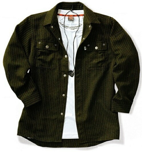作業服の定番ブランド、寅壱の長袖シャツです。 存在感のあるピンストライプデザインはカッコイイのひとこと。 素材もポリエステル100％なので、伸縮性や耐洗濯性は抜群です。 トビでもカジュアルワークでもいける一着です。 カラー：エンジ（新色）、濃コン、シルバー、オリーブブラウン、トビ茶、スミグレー 素材：ポリエステル100％（変わり織りピンストライプ） サイズ：M〜LL ※実店舗や他のショッピングモールにも出店している都合上、上記在庫が正確に反映されていない場合がございます。よって在庫ありと表示されていても、在庫切れの場合がございます。 当商品はメール便での出荷はできません。 配送方法で佐川メール便を選択しないよう、お願い致します。 また、ご使用のモニターにより、色合いや素材感が若干異なります。ご了承くださいませ。