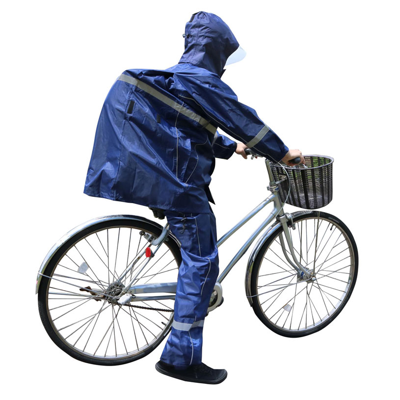 ●雨の日の自転車通学用に最適なリュック対応型レインスーツ●通勤通学に最適な自転車用ヘルメット対応フード●フードはフラップテープとドローコードで自転車から降下するヘルメット非着用時の視界も調節可能●首の動きに合わせてフードが回転する「連動フード」搭載で、安全確認時の視界を確保●リュック対応の背部拡張機能付き●全方向360°リフレクター搭載で夜間も安心の視認性●耐水圧は10,000mmH2O以上、縫い目には防水テープ加工を採用し、抜群の防水性を発揮●上衣袖とパンツ裾は面ファスナーで調節可能●収納袋付属（名札付き）●素材表地：ポリエステル100％PVCラミネート はっ水（水をはじきやすい）、裏地：ポリエステル100％（メッシュ）●重量：1170●生産国：中国※画像のカラーは、撮影時の照明等の具合により実物と異なる可能性がございます。なお、商品の色の見え方と実物の色は、お客様のご使用されているパソコン・モニターの環境等により多少異なる場合がございますのでご了承ください。