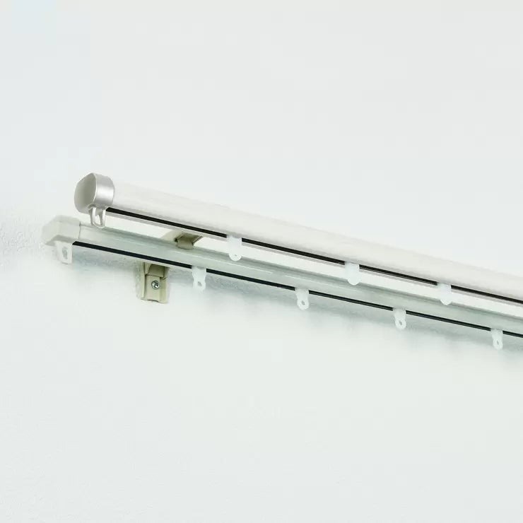 &nbsp; 【商品内容】 1.6~3.0mまで伸縮します。 カーテン二重吊り用です。 許容荷重最大10kgまで。(カーテンが片開きの場合は5kgまで) ネジが効かない場所には取付けできません。落下の恐れがあります。 水回りや高温多湿な場所、屋外での使用には適しません。 カーテンレールの国内シェアナンバー1*メーカー「トーソー」の製品です 伸縮式カーテンレールなので、窓幅サイズに合わせた長さでお使いいただけます。 木目調の表面仕上げになっています。 高性能ランナーを使用しているので、カーテンを静かに開閉できます。 正面付けにも天井付けにも対応できるブラケットです。 *2020年度カーテンレール市場売り上げ(卸売りベース:日本インテリア協会調べ)による自社調べ &nbsp; 【商品・画像についてのご注意】 ・バリエーションのある商品の場合、商品画像が複数ある場合がございますが発送されるのは1点です。カラーやサイズなどのバリエーションは商品名をご確認ください。 ・商品の外装デザインは画像と異なる場合がございます。 &nbsp; 【送料・配送についての注意事項】 ・ご注文入れ違い等により欠品・遅延となる場合がございます。 ・ご注文の商品によって北海道、沖縄、離島および一部地域への配送時に追加送料がかかる場合や、配送ができない場合がございます。 ・お客様都合でのキャンセルはお受け出来ませんのでご了承下さい。