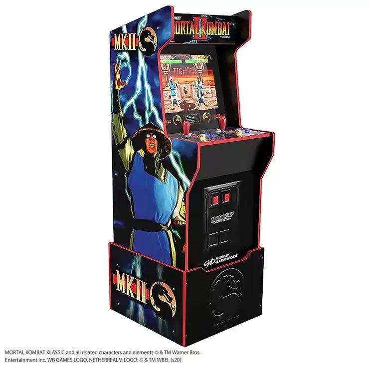 &nbsp; 【商品内容】 お家がまるでゲームセンター!大迫力のゲーム筐体"ARCADE1UP"シリーズです。 Mortal Kombat2をはじめ、ミッドウェイ社の人気ゲームを合計12タイトル収録!(モータルコンバット、モータルコンバットII、アルティメットモータルコンバット3、ディフェンダー、ガントレット、ランペイジ、ウィザード・オブ・ウォー、トゥービン、ルートビアタッパー、ジャウスト、バブルス、ペーパーボーイ) ライザー(台座)付きで高さを2段階調整可能です。 音量調節機能付き。 組み立て用ドライバーはご自身でご用意いただく必要があります。【商品サイズ】 幅51cmX高さ148cmX奥行59cm【対応電圧】 AC 100V お家がまるでゲームセンター!大迫力の家庭用ゲーム筐体です。 MortalKombat2をはじめ、ミッドウェイ社の人気ゲームを合計12タイトル収録!(モータルコンバット、モータルコンバットII、アルティメットモータルコンバット3、ディフェンダー、ガントレット、ランペイジ、ウィザード・オブ・ウォー、トゥーヒン、ルートビアタッパー、ジャウスト、バブルス、ペーパーボーイ) ライザー(台座)付きで、高さを2段階調節可能です。音量調整機能付き。 セット内容: 本体、専用ACアダプター、組立説明書※、取扱い説明書兼保証書(補償期間:購入から6カ月) ※日本語表記はありません。イラストで説明しています。シャインHPにて日本語訳のものがご覧になれます。 ご注意 ・本製品は組み立て式です。 ・組み立てにはドライバーが必要です。(ドライバーは付属していません) ・組み立てには必ず2人以上で行ってください。 ・本製品の改造は絶対に行わないでください。 ・ACアダプターを接続するときには、製品本体の電源スイッチがOFFになっていることを確認してください。 ・化粧品箱出荷となります。 &nbsp; 【商品・画像についてのご注意】 ・バリエーションのある商品の場合、商品画像が複数ある場合がございますが発送されるのは1点です。カラーやサイズなどのバリエーションは商品名をご確認ください。 ・商品の外装デザインは画像と異なる場合がございます。 &nbsp; 【送料・配送についての注意事項】 ・ご注文入れ違い等により欠品・遅延となる場合がございます。 ・ご注文の商品によって北海道、沖縄、離島および一部地域への配送時に追加送料がかかる場合や、配送ができない場合がございます。 ・お客様都合でのキャンセルはお受け出来ませんのでご了承下さい。