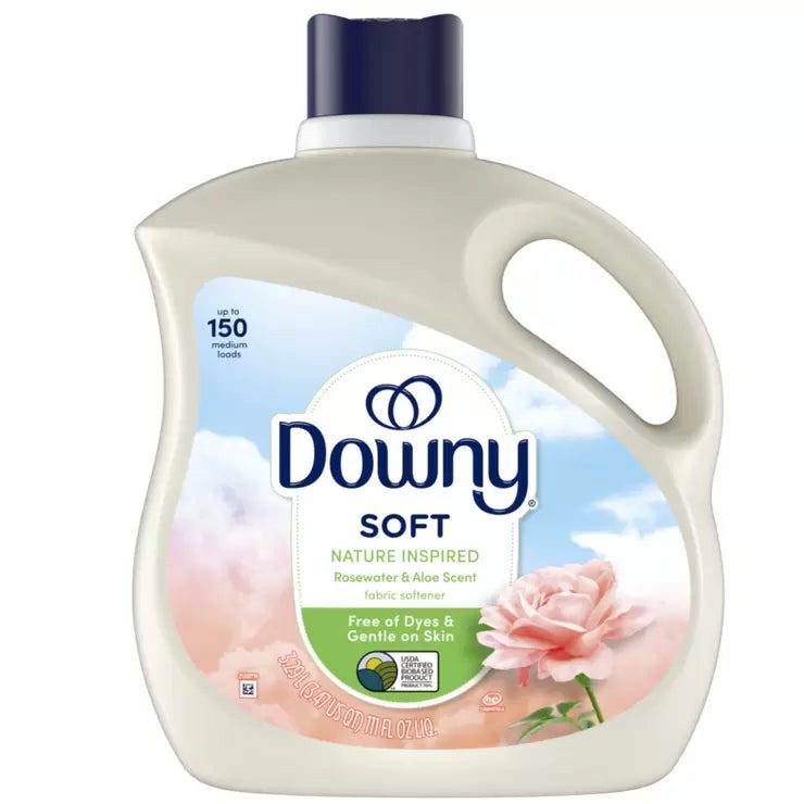 &nbsp; 【商品内容】 70%植物由来成分を使用 着色料無添加 3.29リットル / 約150回分 Downyネイチャーブレンド ローズウォーター&アロエは70%植物由来の柔軟剤です。 洋服の繊維の調子を整え、洗うたびに柔らかくフレッシュな香りに仕上げます。 70%植物由来なのでご家庭でも安心して使用いただけます。 &nbsp; 【商品・画像についてのご注意】 ・バリエーションのある商品の場合、商品画像が複数ある場合がございますが発送されるのは1点です。カラーやサイズなどのバリエーションは商品名をご確認ください。 ・商品の外装デザインは画像と異なる場合がございます。 &nbsp; 【送料・配送についての注意事項】 ・ご注文入れ違い等により欠品・遅延となる場合がございます。 ・ご注文の商品によって北海道、沖縄、離島および一部地域への配送時に追加送料がかかる場合や、配送ができない場合がございます。 ・お客様都合でのキャンセルはお受け出来ませんのでご了承下さい。
