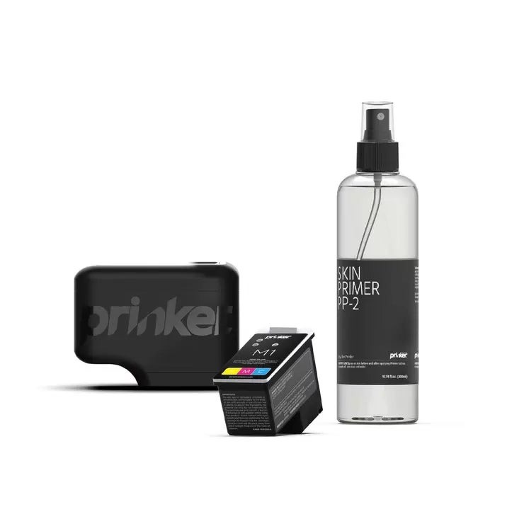 &nbsp; 【商品内容】 いつでも気軽にテンポラリータトゥーを楽しめます アプリでお好きなデザインをタトゥーに プリンターを肌になぞるだけ 防水で2~3日もち、石鹸で簡単に落とせます 化粧品成分から作られたインクを使用しており安心 カラーインクが付属してあり、幅広いデザインを試せます 気軽に試せるテンポラリータトゥーで、いつでも肌にタトゥーを直接プリントできます。約2~3日持ち、石鹸で簡単に落とせるので、パーティーやイベント、フェスなどでメイク感覚で楽しめます。また、デザインに飽きたり、他のデザインを試したくなった時でも気軽に変えられます。防水性があるので、プールや海などのアウトドアでも消える心配がありません。 使い方は簡単。専用のアプリで好きなデザインを見つけて、Prinkerを肌になぞらせるだけ。アプリには12,000種以上のデザインがあり、お好きなデザインを選べます。また、オリジナルのデザインやロゴをアップロードしてプリントすることも可能です。 クルエルティフリーの化粧品成分インクを使用。付属のカートリッジにはタトゥー最大1,000回分のインク入り。スキンプライマーでインクを定着させ、タトゥーの寿命を延ばします。最大タトゥーサイズは幅1.78~99cm。 高品質なカラーインクで、黒とカラースケールのタトゥーをプリントすることができます。 * サイズや濃度、デザインによってプリント可能回数は異なります。 セット内容:Prinker本体、インクカートリッジ、カートリッジ保管バッグ、スキンプライマー(300ml)、充電用USBケーブル(タイプC)、取扱説明書 Prinkerアプリについて 無料プランでは、12,000以上 のデザインをプリントでき、月に 20 個までのデザインをアップロード可能です。 テンダーフットプラン(550円/ 月)は、無制限でカスタムタトゥーを作成できます。また、お気に入りのデザインをリストに整理することができます。 ショーケースプラン(1,080円/月)は、最大5台のデバイスでデザインを共有したり、お気に入りのデザインにオフラインでアクセスできます。 &nbsp; 【商品・画像についてのご注意】 ・バリエーションのある商品の場合、商品画像が複数ある場合がございますが発送されるのは1点です。カラーやサイズなどのバリエーションは商品名をご確認ください。 ・商品の外装デザインは画像と異なる場合がございます。 &nbsp; 【送料・配送についての注意事項】 ・ご注文入れ違い等により欠品・遅延となる場合がございます。 ・ご注文の商品によって北海道、沖縄、離島および一部地域への配送時に追加送料がかかる場合や、配送ができない場合がございます。 &nbsp; 【返品・交換についての注意事項】 ご注文後のお客様都合によるキャンセル・返品・交換はお受けできません。 商品内容・仕様等を十分にご確認のうえ、ご注文ください。 ※大型商品については、サイズ・設置場所・搬入経路も事前にご確認ください。