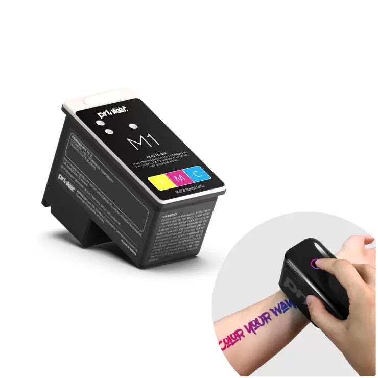 &nbsp; 【商品内容】 Prinker M(テンポラリータトゥー)の交換用カートリッジ 化粧品成分から作られたインクを使用しており安心 最大1,000回プリント可能 ※サイズや濃度、デザインによってプリント可能回数は異なります。 気軽に試せるテンポラリータトゥー用のインクです。 約2~3日持ち、石鹸で簡単に落とせるので、パーティーやイベント、フェスなどでメイク感覚で楽しめます。また、デザインに飽きたり、他のデザインを試したくなった時でも気軽に変えられます。 防水性があるので、プールや海などのアウトドアでも消える心配がありません。 クルエルティフリーの化粧品成分インクを使用。タトゥー最大1,000回分。 高品質なインクで、黒とカラースケールのタトゥーをプリントすることができます。 * サイズや濃度、デザインによってプリント可能回数は異なります。 &nbsp; 【商品・画像についてのご注意】 ・バリエーションのある商品の場合、商品画像が複数ある場合がございますが発送されるのは1点です。カラーやサイズなどのバリエーションは商品名をご確認ください。 ・商品の外装デザインは画像と異なる場合がございます。 &nbsp; 【送料・配送についての注意事項】 ・ご注文入れ違い等により欠品・遅延となる場合がございます。 ・ご注文の商品によって北海道、沖縄、離島および一部地域への配送時に追加送料がかかる場合や、配送ができない場合がございます。 &nbsp; 【返品・交換についての注意事項】 ご注文後のお客様都合によるキャンセル・返品・交換はお受けできません。 商品内容・仕様等を十分にご確認のうえ、ご注文ください。 ※大型商品については、サイズ・設置場所・搬入経路も事前にご確認ください。