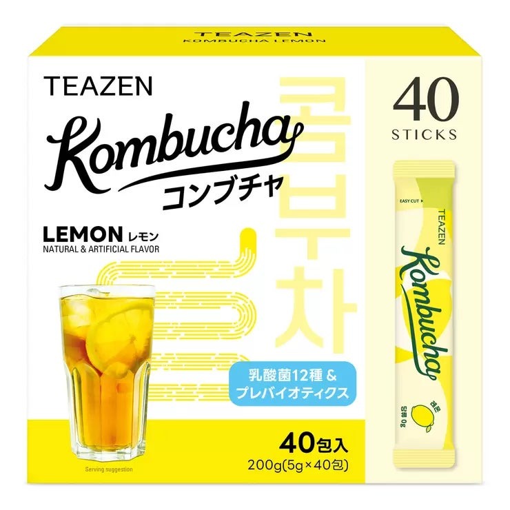 &nbsp; 【商品内容】 Teazen コンブチャの中でも人気フレーバーであるレモン味です 12種類の乳酸菌含有の粉末清涼飲料(プロバイオティクスとプレバイオティクス) 砂糖0かつ低カロリー(14kcal) 飲みやすい個包装 5g X 40 包入り 155mm x 65mm x 145mm (長さ x 幅 x 高さ) クセがない味で美容をサポートします。 Teazenでは原料の直輸入管理、HACCP認定自社工場の生産管理を行っています。 運動中、仕事中、勉強中、炭酸飲料・コーヒーの代わりにもお飲みいただけます。 脂っこい食事の後のリフレッシュにも! コンブチャレモン1本あたりのカフェイン含有量:2.5mg &nbsp; 【商品・画像についてのご注意】 ・バリエーションのある商品の場合、商品画像が複数ある場合がございますが発送されるのは1点です。カラーやサイズなどのバリエーションは商品名をご確認ください。 ・商品の外装デザインは画像と異なる場合がございます。 &nbsp; 【送料・配送についての注意事項】 ・ご注文入れ違い等により欠品・遅延となる場合がございます。 ・ご注文の商品によって北海道、沖縄、離島および一部地域への配送時に追加送料がかかる場合や、配送ができない場合がございます。 ・お客様都合でのキャンセルはお受け出来ませんのでご了承下さい。