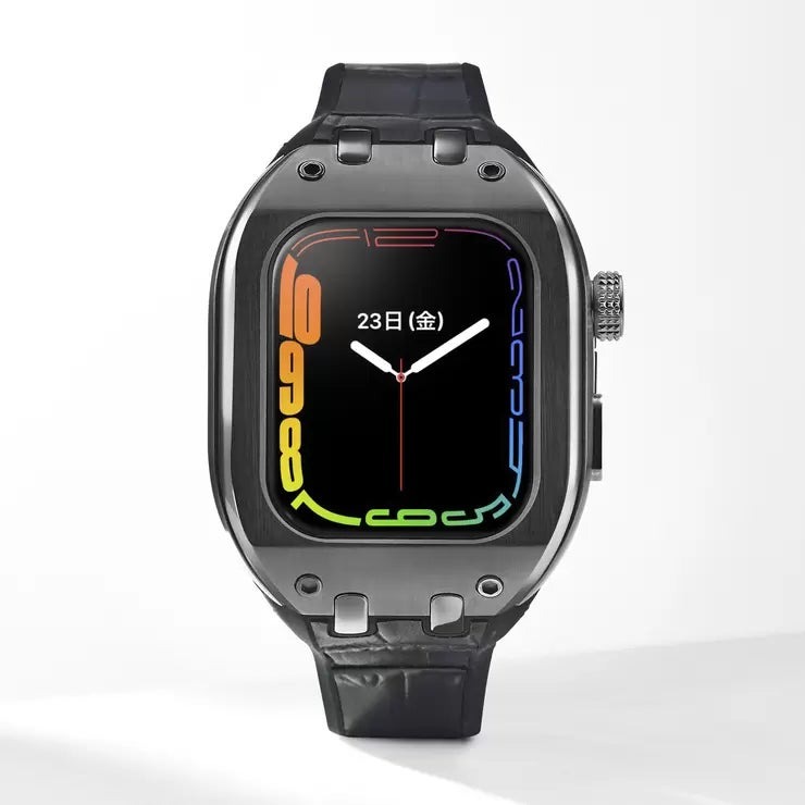 &nbsp; 【商品内容】 互換性:Apple Watch Series 7 / 8 / 9 ベゼル:再生ステンレススティール ケース:再生ステンレススティール ケースサイズ:横 43.5 × 縦 52.4 × 厚 12.6 mm 防水機能:Apple Watchの防水性に準ずる ベルト:再生シリコン / イタリアンレザー 腕回り:約14.5 ? 20 cm 上品で知的なCLASSIC COLLECTION(クラシック コレクション) ○ヘアライン&ポリッシュ仕上げのベゼルとケース ベゼルとケースに上質な316Lステンレススティールを使用。ベゼルやケースサイドのヘアライン加工に、エッジを美しいポリッシュ加工で仕上げ、メリハリのある曲線的な輝きを引き出しています。また、艶やかなポリッシュのデジタルクラウン・サイドボタン・ラグが相まって、ラグジュアリーな個性を感じられます。 また、IP(イオンプレーティング)技術により、ステンレススティールの表面に美しいカラーの被膜を生成。豊かな発色でファッション性を高めてくれるだけでなく、耐摩耗性に優れているので、美しいケースと色合いを維持することができます。 ○イタリアンカーフレザーと再生シリコンのハイブリッドストラップ クラシック コレクションの特徴は、上質なイタリアンカーフレザーを再生シリコンに結合したストラップにあります。表側のクロコダイル型のイタリアンカーフレザーはしなやかで、高級感を醸成しています。また、肌にあたる部分を再生シリコンでカバーし、汗や水濡れの影響を軽減しています。 ○Plug & Rich(プラグ&リッチ)システム HUMBLE RICH(ハンブルリッチ)が開発した「Plug & Rich Watch」システムにより、ケースサイドのボタンを押すだけで裏蓋を開閉が可能。また、「Plug & Rich Band」システムによって、プレスボタンのワンタッチで、簡単にベルトを交換する事ができます。 &nbsp; 【商品・画像についてのご注意】 ・バリエーションのある商品の場合、商品画像が複数ある場合がございますが発送されるのは1点です。カラーやサイズなどのバリエーションは商品名をご確認ください。 ・商品の外装デザインは画像と異なる場合がございます。 &nbsp; 【送料・配送についての注意事項】 ・ご注文入れ違い等により欠品・遅延となる場合がございます。 ・ご注文の商品によって北海道、沖縄、離島および一部地域への配送時に追加送料がかかる場合や、配送ができない場合がございます。 &nbsp; 【返品・交換についての注意事項】 ご注文後のお客様都合によるキャンセル・返品・交換はお受けできません。 商品内容・仕様等を十分にご確認のうえ、ご注文ください。 ※大型商品については、サイズ・設置場所・搬入経路も事前にご確認ください。