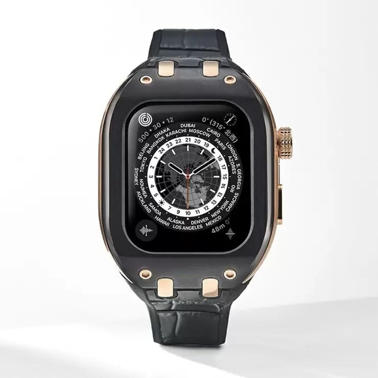 &nbsp; 【商品内容】 互換性:Apple Watch Series 7 / 8 / 9 ベゼル:再生ステンレススティール ケース:再生ステンレススティール ケースサイズ:横 43.5 × 縦 52.4 × 厚 12.6 mm 防水機能:Apple Watchの防水性に準ずる ベルト:再生シリコン / イタリアンレザー 腕回り:約14.5 ? 20 cm 上品で知的なCLASSIC COLLECTION(クラシック コレクション) ○ヘアライン&ポリッシュ仕上げのベゼルとケース ベゼルとケースに上質な316Lステンレススティールを使用。ベゼルやケースサイドのヘアライン加工に、エッジを美しいポリッシュ加工で仕上げ、メリハリのある曲線的な輝きを引き出しています。また、艶やかなポリッシュのデジタルクラウン・サイドボタン・ラグが相まって、ラグジュアリーな個性を感じられます。 また、IP(イオンプレーティング)技術により、ステンレススティールの表面に美しいカラーの被膜を生成。豊かな発色でファッション性を高めてくれるだけでなく、耐摩耗性に優れているので、美しいケースと色合いを維持することができます。 ○イタリアンカーフレザーと再生シリコンのハイブリッドストラップ クラシック コレクションの特徴は、上質なイタリアンカーフレザーを再生シリコンに結合したストラップにあります。表側のクロコダイル型のイタリアンカーフレザーはしなやかで、高級感を醸成しています。また、肌にあたる部分を再生シリコンでカバーし、汗や水濡れの影響を軽減しています。 ○Plug & Rich(プラグ&リッチ)システム HUMBLE RICH(ハンブルリッチ)が開発した「Plug & Rich Watch」システムにより、ケースサイドのボタンを押すだけで裏蓋を開閉が可能。また、「Plug & Rich Band」システムによって、プレスボタンのワンタッチで、簡単にベルトを交換する事ができます。 &nbsp; 【商品・画像についてのご注意】 ・バリエーションのある商品の場合、商品画像が複数ある場合がございますが発送されるのは1点です。カラーやサイズなどのバリエーションは商品名をご確認ください。 ・商品の外装デザインは画像と異なる場合がございます。 &nbsp; 【送料・配送についての注意事項】 ・ご注文入れ違い等により欠品・遅延となる場合がございます。 ・ご注文の商品によって北海道、沖縄、離島および一部地域への配送時に追加送料がかかる場合や、配送ができない場合がございます。 &nbsp; 【返品・交換についての注意事項】 ご注文後のお客様都合によるキャンセル・返品・交換はお受けできません。 商品内容・仕様等を十分にご確認のうえ、ご注文ください。 ※大型商品については、サイズ・設置場所・搬入経路も事前にご確認ください。