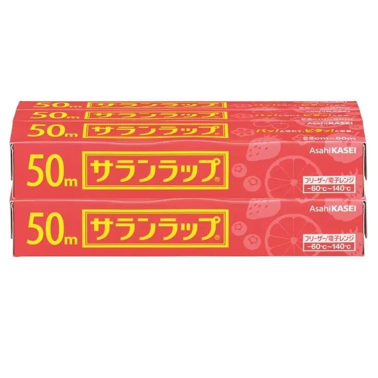 &nbsp; 【商品内容】 コストコオリジナル!サランラップ6本セット品です。 密閉性がよく、ハリ・コシがあって丈夫です。 酸素を通しにくく、食品の変質を防ぎます。 水分を逃がさず、新鮮さを保ちます。 耐熱温度は140°C、耐冷温度は-60°C。電子レンジ加熱から冷凍保存まで幅広く使えます。 香りを保ち、においを通しにくい構造です。 酸や塩分にも強いので、梅干し、レモン等を包むのに適しています。 水分を保つ力が約2.5倍※。酸素を通さない力が約200倍※。ニオイを通さない力が約20倍※。 ※当社調べ・計測結果は一例で、他素材ラップ(ポリエチレン製)と比較した結果です。 表面はとても平滑で、お皿などとフィルムに隙間ができにくくしっかり密着します。 ハリ、コシがあってしっかりしています。引き出したり、器にかぶせたりする際に扱いやすいフィルムです。 刃がM字型なので、3ヶ所の先端に力が集中し、軽い力でフィルムが切りやすくなっています。 波形フラップがあらかじめ浮き上がっているので、フィルムがつまみやすくなっています。 また、波形フラップに施したニス加工にフィルムがくっつき、巻きもどりを防ぎます。 パッケージの天面・正面に施された微細な凹凸加工により、滑りにくさが上がったことに加え、手になじむ質感です。 角を滑らかな形状にすることで手にピタッとなじみ、”持ちやすさ”を向上させました。 パッケージ中央部のストライプ状の滑り止め加工が、持っている時の手の位置をしっかり固定させます。 親指が触れる箇所に2つの加工を施すことで、親指が固定されやすくなり、フタを開け閉めしやすくなりました。 &nbsp; 【商品・画像についてのご注意】 ・バリエーションのある商品の場合、商品画像が複数ある場合がございますが発送されるのは1点です。カラーやサイズなどのバリエーションは商品名をご確認ください。 ・商品の外装デザインは画像と異なる場合がございます。 &nbsp; 【送料・配送についての注意事項】 ・ご注文入れ違い等により欠品・遅延となる場合がございます。 ・ご注文の商品によって北海道、沖縄、離島および一部地域への配送時に追加送料がかかる場合や、配送ができない場合がございます。 &nbsp; 【返品・交換についての注意事項】 ご注文後のお客様都合によるキャンセル・返品・交換はお受けできません。 商品内容・仕様等を十分にご確認のうえ、ご注文ください。 ※大型商品については、サイズ・設置場所・搬入経路も事前にご確認ください。