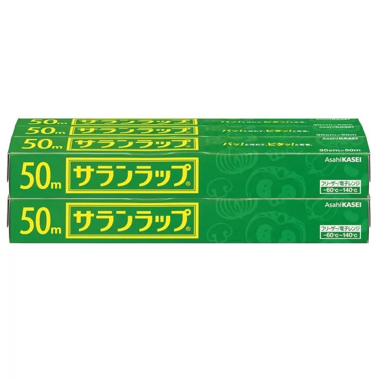 &nbsp; 【商品内容】 コストコオリジナル!サランラップ6本セット品です。 密閉性がよく、ハリ・コシがあって丈夫です。 酸素を通しにくく、食品の変質を防ぎます。 水分を逃がさず、新鮮さを保ちます。 耐熱温度は140°C、耐冷温度は-60°C。電子レンジ加熱から冷凍保存まで幅広く使えます。 香りを保ち、においを通しにくい構造です。 酸や塩分にも強いので、梅干し、レモン等を包むのに適しています。 水分を保つ力が約2.5倍※。酸素を通さない力が約200倍※。ニオイを通さない力が約20倍※。 ※当社調べ・計測結果は一例で、他素材ラップ(ポリエチレン製)と比較した結果です。 表面はとても平滑で、お皿などとフィルムに隙間ができにくくしっかり密着します。 ハリ、コシがあってしっかりしています。引き出したり、器にかぶせたりする際に扱いやすいフィルムです。 刃がM字型なので、3ヶ所の先端に力が集中し、軽い力でフィルムが切りやすくなっています。 波形フラップがあらかじめ浮き上がっているので、フィルムがつまみやすくなっています。 また、波形フラップに施したニス加工にフィルムがくっつき、巻きもどりを防ぎます。 パッケージの天面・正面に施された微細な凹凸加工により、滑りにくさが上がったことに加え、手になじむ質感です。 角を滑らかな形状にすることで手にピタッとなじみ、”持ちやすさ”を向上させました。 パッケージ中央部のストライプ状の滑り止め加工が、持っている時の手の位置をしっかり固定させます。 親指が触れる箇所に2つの加工を施すことで、親指が固定されやすくなり、フタを開け閉めしやすくなりました。 &nbsp; 【商品・画像についてのご注意】 ・バリエーションのある商品の場合、商品画像が複数ある場合がございますが発送されるのは1点です。カラーやサイズなどのバリエーションは商品名をご確認ください。 ・商品の外装デザインは画像と異なる場合がございます。 &nbsp; 【送料・配送についての注意事項】 ・ご注文入れ違い等により欠品・遅延となる場合がございます。 ・ご注文の商品によって北海道、沖縄、離島および一部地域への配送時に追加送料がかかる場合や、配送ができない場合がございます。 &nbsp; 【返品・交換についての注意事項】 ご注文後のお客様都合によるキャンセル・返品・交換はお受けできません。 商品内容・仕様等を十分にご確認のうえ、ご注文ください。 ※大型商品については、サイズ・設置場所・搬入経路も事前にご確認ください。