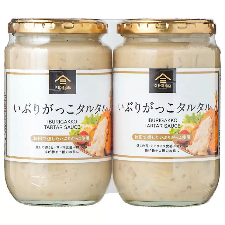&nbsp; 【商品内容】 久世福商店の人気ソース“いぶりがっこタルタル”を今までのコストコサイズから容量を小さくして2本セットに。 いぶりがっこを程よい食感にカットし、マヨネーズをベースに久世福自慢の万能だしも加えた和風タルタルソース。 シンプルに野菜へディップしたり、ソテーしたお肉・お魚料理などにもぴったりです。 内容量:340g×2 &nbsp; 【保存方法・期限表示について】 ・直射日光・高温多湿を避け、常温で保存してください。開封後に冷蔵保存が必要な商品につきましては、その旨を商品パッケージに記載しております。 ・消費期限・賞味期限のある商品につきましては、商品パッケージ本体に記載しております。 &nbsp; 【商品・画像についてのご注意】 ・バリエーションのある商品の場合、商品画像が複数ある場合がございますが発送されるのは1点です。カラーやサイズなどのバリエーションは商品名をご確認ください。 ・商品の外装デザインは画像と異なる場合がございます。 &nbsp; 【送料・配送についての注意事項】 ・ご注文入れ違い等により欠品・遅延となる場合がございます。 ・ご注文の商品によって北海道、沖縄、離島および一部地域への配送時に追加送料がかかる場合や、配送ができない場合がございます。 &nbsp; 【返品・交換についての注意事項】 ご注文後のお客様都合によるキャンセル・返品・交換はお受けできません。 商品内容・仕様等を十分にご確認のうえ、ご注文ください。 ※大型商品については、サイズ・設置場所・搬入経路も事前にご確認ください。
