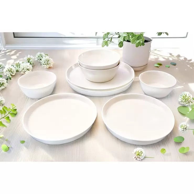 &nbsp; 【商品内容】 ホワイトウェア2人セット 25cm、19cmの2サイズのお皿 各2点 15cm、12cmの2サイズのボウル各 2点 計8点の食器セット 白い器は「和食・洋食・中華」をはじめ、どんな料理にも映える食器の鉄板アイテム ご家庭の毎日の食卓を彩る器として、友達とのパーティーの器として、その他、色々なテーブルシーンで活躍する器 電子レンジと食洗器の使用が可能なため、調理や洗浄にとても便利 ・プレート25cm:お肉やお魚などのメインディッシュをはじめ、盛付け(唐揚げ・パスタ・ピザなど)のお皿としても重宝します。 ・プレート19cm:ランチや軽食、朝食プレート(トースト皿など)にご使用頂けます。 ・ボウル15cm:サラダやフルーツ、スープボウルなどとしても活躍します。 ・ボウル12cm:デザートなど 取り扱い上の注意 ・陶磁器製品は急激な衝撃や急激な温度変化で割れたりカケたりすることがありますので、ご注意ください。 ・オーブン、直火ではご使用できません。 ・ご使用後は汚れを早く落とし、台所用洗剤等で洗った後、すすぎを十分に行い、良く乾燥させてから収納ください。 ・金属製スプーン、フォーク、ナイフなどで器の表面をこすりますと、金属のこすり痕が残る場合があります。 ・器の裏面は研磨処理を施してありますが、テーブル等の上で引きずらないようご注意ください。 サイズ:プレートφ252xH25mm x2枚 プレートφ190xH25mm x2枚 ボウルφ151xH59mm x2枚 ボウルφ118xH50mm x2枚 重さ: 約5kgs 材質:磁器 原産国:中国 ブランド: maebata &nbsp; 【商品・画像についてのご注意】 ・バリエーションのある商品の場合、商品画像が複数ある場合がございますが発送されるのは1点です。カラーやサイズなどのバリエーションは商品名をご確認ください。 ・商品の外装デザインは画像と異なる場合がございます。 &nbsp; 【送料・配送についての注意事項】 ・ご注文入れ違い等により欠品・遅延となる場合がございます。 ・ご注文の商品によって北海道、沖縄、離島および一部地域への配送時に追加送料がかかる場合や、配送ができない場合がございます。 ・お客様都合でのキャンセルはお受け出来ませんのでご了承下さい。