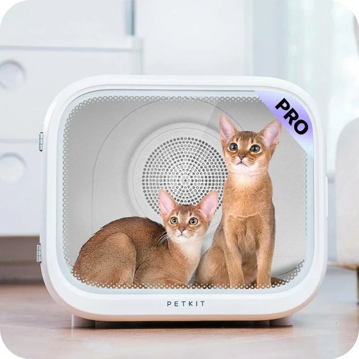 &nbsp; 【商品内容】 対象:犬猫 製品サイズ:H×W×D:44.7×50×47.3cm 内寸:37×47×35cm 重量:9.7kg 電源:コンセント式 容量:60L 風速レベル:6段階 温度調節:36~40°C(0.1°C単位で設定可能) オゾン殺菌モード PETKITアプリ対応 Bluetooth接続【楽々ドライヤー】 お風呂後のドライヤーは中々乾かなくて大変...。PETKITのドライヤーボックスをは寝ているだけでドライヤー完了! 60Lの広々スペースでストレスフリーな環境。ボックス内では360度方向から温風・冷風が吹くので効率的にお腹部分などの乾きにくい部位も優しく乾かします。 アメリカンショートヘアはレベル6で約35分、ミニチュアプードルはレベル3で約40分で乾かすことができます。【0.1°C単位の温度調節】 36°C~40°C内で、0.1°C単位で温度調整が可能です。 複数の高精度センサーがリアルタイムで監視・コントロールするので熱傷・低温を防止し、安全・安心にお使いいただけます。【アプリコントロール】 モード選択やカスタマイズ、リアルタイムな温度情報はスマホで設定・閲覧することができます。【簡単お手入れ】 内部のすのこは取り外し可能なので、底にたまった水滴や、毛のお掃除も簡単。【静音設計】 ボックス内はささやき声と同程度の42dB。音に敏感なわんちゃん、猫ちゃんでも怖がらず安心して使える静穏設計です。 &nbsp; 【商品・画像についてのご注意】 ・バリエーションのある商品の場合、商品画像が複数ある場合がございますが発送されるのは1点です。カラーやサイズなどのバリエーションは商品名をご確認ください。 ・商品の外装デザインは画像と異なる場合がございます。 &nbsp; 【送料・配送についての注意事項】 ・ご注文入れ違い等により欠品・遅延となる場合がございます。 ・ご注文の商品によって北海道、沖縄、離島および一部地域への配送時に追加送料がかかる場合や、配送ができない場合がございます。 ・お客様都合でのキャンセルはお受け出来ませんのでご了承下さい。