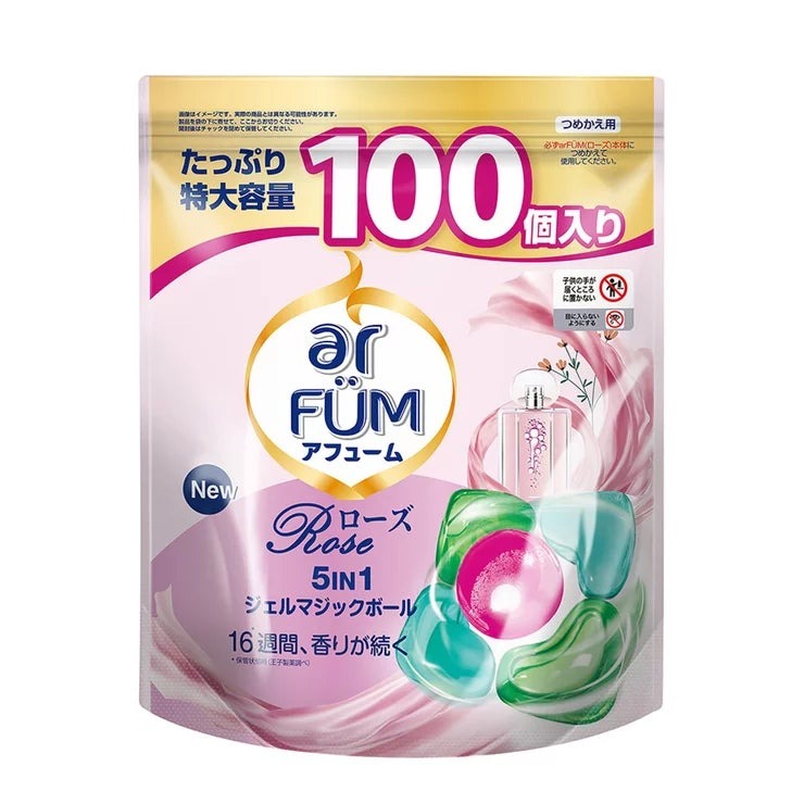 &nbsp; 【商品内容】 商品の特徴 ボール型衣料用洗濯洗剤 洗浄力*1、抗菌 消臭*2、色落ち防止、柔軟、香りの5つの機能をカプセルに閉じ込めました。 ローズとピーチの香り 16週間*3続く優雅な香り。 100個入り *1 王子製薬調べ(当社比) *2 すべての菌に効果があるわけではありません *3保管状態によって異なります。弊社研究所の調査による *パッケージおよび粒色が変更となる場合がございますが、成分に変更はございません。 アフューム(arFUM) ローズ 100個入 24時間部屋干ししても、ルームフレグランス級。お花畑のような香り。アロマ消臭。 『アフューム』は、パフュームのような香りが特長のお花型のジェルマジックボール洗濯洗剤 。 洗浄力*1、抗菌 消臭*2、色落ち防止、柔軟、香りの5つの機能をカプセルに閉じ込めました。 ぽんっと1粒入れるだけで、衣類をふんわりと柔らかに仕上げ、優雅なフローラルの香りで包み込みます。 『アフューム』が毎日のお洗濯を家族みんなのしあわせアロマタイムに。 (1)抜群の洗浄力*1 同社従来洗剤と比較して「10倍*1の洗浄力」で、衣類の繊維に浸透して汚れをすばやく落とします。 (2)抗菌+消臭*2へのこだわり 独自の抗菌技術を用いて菌の繁殖を徹底抑制*2し、生乾き臭をブロックします。また、室内干し特有のカビ臭を取り除き、衣類の清潔感を保ちます。 (3)柔軟効果 衣類の繊維をやわらかくして、ふんわり感が長持します。 (4)色落ち防止衣類の色あせや色移りを防ぎ、鮮やかな色合いをキープします。 (5)香り 洗濯の際に、衣服に付着した香りのマイクロカプセルが、着用したときの摩擦ではじけて、香りを放ち、あなたを包み込ます。 16週間*4続く優雅な香り。 絶妙なフローラル系の香り 『ローズ』:優しくスウィートなローズ&ピーチの香り。 蛍光増白剤、リンやジオキサン無添加 子供への安全を配慮 チャイルドロック機能を搭載しています。 *1 王子製薬調べ(当社比) *2 すべての菌に効果があるわけではありません *3部屋干し臭を取り除く *4保管状態によって異なります。弊社研究所の調査による【私たちのブランドについて】 arFUM:世界的に有名なマスターパフューマーによる監修の特別な香りが特徴のジェルタイプのボール洗剤 KaPOD:抗菌、ダニよけ、部屋干しなど機能性を重視した、蛍光増白剤無添加で20種類の有害成分無添加で肌敏感テストを実施済みのジェルタイプのボール洗剤【使用方法】 1.空の洗濯槽の中に1粒を投入 2.洗濯物を投入 3.洗濯スタート &nbsp; 【商品・画像についてのご注意】 ・バリエーションのある商品の場合、商品画像が複数ある場合がございますが発送されるのは1点です。カラーやサイズなどのバリエーションは商品名をご確認ください。 ・商品の外装デザインは画像と異なる場合がございます。 &nbsp; 【送料・配送についての注意事項】 ・ご注文入れ違い等により欠品・遅延となる場合がございます。 ・ご注文の商品によって北海道、沖縄、離島および一部地域への配送時に追加送料がかかる場合や、配送ができない場合がございます。 ・お客様都合でのキャンセルはお受け出来ませんのでご了承下さい。