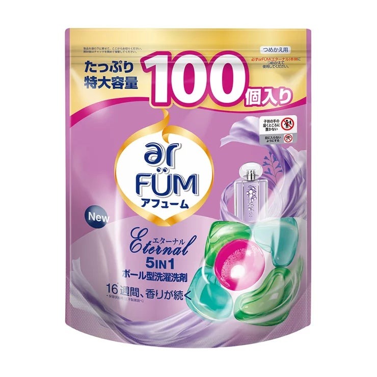 &nbsp; 【商品内容】 アフューム(arFUM) エターナル100個入 24時間部屋干ししても、ルームフレグランス級。お花畑のような香り。アロマ消臭。 『アフューム』は、パフュームのような香りが特長のお花型のジェルマジックボール洗濯洗剤 。 洗浄力*1、抗菌 消臭*2、色落ち防止、柔軟、香りの5つの機能をカプセルに閉じ込めました。 ぽんっと1粒入れるだけで、衣類をふんわりと柔らかに仕上げ、優雅なフローラルの香りで包み込みます。 『アフューム』が毎日のお洗濯を家族みんなのしあわせアロマタイムに。 (1)抜群の洗浄力*1 同社従来洗剤と比較して「10倍*1の洗浄力」で、衣類の繊維に浸透して汚れをすばやく落とします。 (2)抗菌+消臭*2へのこだわり 独自の抗菌技術を用いて菌の繁殖を徹底抑制*2し、生乾き臭をブロックします。また、室内干し特有のカビ臭を取り除き、衣類の清潔感を保ちます。 (3)柔軟効果 衣類の繊維をやわらかくして、ふんわり感が長持します。 (4)色落ち防止衣類の色あせや色移りを防ぎ、鮮やかな色合いをキープします。 (5)香り 洗濯の際に、衣服に付着した香りのマイクロカプセルが、着用したときの摩擦ではじけて、香りを放ち、あなたを包み込ます。 16週間*4続く優雅な香り。 絶妙なフローラル系の香り 『エターナル』:ラベンダーとアロマの癒しの香り。 蛍光増白剤、リンやジオキサン無添加 子供への安全を配慮 チャイルドロック機能を搭載しています。 *1 王子製薬調べ(当社比) *2 すべての菌に効果があるわけではありません *3部屋干し臭を取り除く *4保管状態によって異なります。弊社研究所の調査による【私たちのブランドについて】 arFUM:世界的に有名なマスターパフューマーによる監修の特別な香りが特徴のジェルタイプのボール洗剤 KaPOD:抗菌、ダニよけ、部屋干しなど機能性を重視した、蛍光増白剤無添加で20種類の有害成分無添加で肌敏感テストを実施済みのジェルタイプのボール洗剤【使用方法】 1.空の洗濯槽の中に1粒を投入 2.洗濯物を投入 3.洗濯スタート &nbsp; 【商品・画像についてのご注意】 ・バリエーションのある商品の場合、商品画像が複数ある場合がございますが発送されるのは1点です。カラーやサイズなどのバリエーションは商品名をご確認ください。 ・商品の外装デザインは画像と異なる場合がございます。 &nbsp; 【送料・配送についての注意事項】 ・ご注文入れ違い等により欠品・遅延となる場合がございます。 ・ご注文の商品によって北海道、沖縄、離島および一部地域への配送時に追加送料がかかる場合や、配送ができない場合がございます。 ・お客様都合でのキャンセルはお受け出来ませんのでご了承下さい。