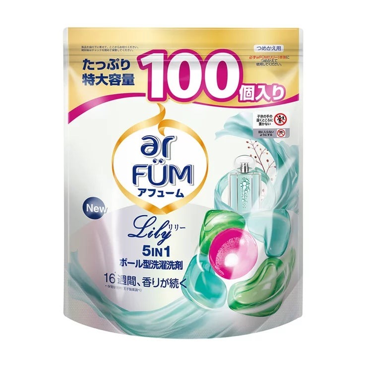 &nbsp; 【商品内容】 アフューム(arFUM) リリー100個入 24時間部屋干ししても、ルームフレグランス級。お花畑のような香り。アロマ消臭。 『アフューム』は、パフュームのような香りが特長のお花型のジェルマジックボール洗濯洗剤 。 洗浄力*1、抗菌 消臭*2、色落ち防止、柔軟、香りの5つの機能をカプセルに閉じ込めました。 ぽんっと1粒入れるだけで、衣類をふんわりと柔らかに仕上げ、優雅なフローラルの香りで包み込みます。 『アフューム』が毎日のお洗濯を家族みんなのしあわせアロマタイムに。 (1)抜群の洗浄力*1 同社従来洗剤と比較して「10倍*1の洗浄力」で、衣類の繊維に浸透して汚れをすばやく落とします。 (2)抗菌+消臭*2へのこだわり 独自の抗菌技術を用いて菌の繁殖を徹底抑制*2し、生乾き臭をブロックします。また、室内干し特有のカビ臭を取り除き、衣類の清潔感を保ちます。 (3)柔軟効果 衣類の繊維をやわらかくして、ふんわり感が長持します。 (4)色落ち防止衣類の色あせや色移りを防ぎ、鮮やかな色合いをキープします。 (5)香り 洗濯の際に、衣服に付着した香りのマイクロカプセルが、着用したときの摩擦ではじけて、香りを放ち、あなたを包み込ます。 16週間*4続く優雅な香り。 絶妙なフローラル系の香り 『リリー』:ユリとアンバーの華やかな香り。 蛍光増白剤、リンやジオキサン無添加 子供への安全を配慮 チャイルドロック機能を搭載しています。 *1 王子製薬調べ(当社比) *2 すべての菌に効果があるわけではありません *3部屋干し臭を取り除く *4保管状態によって異なります。弊社研究所の調査による【私たちのブランドについて】 arFUM:世界的に有名なマスターパフューマーによる監修の特別な香りが特徴のジェルタイプのボール洗剤 KaPOD:抗菌、ダニよけ、部屋干しなど機能性を重視した、蛍光増白剤無添加で20種類の有害成分無添加で肌敏感テストを実施済みのジェルタイプのボール洗剤【使用方法】 1.空の洗濯槽の中に1粒を投入 2.洗濯物を投入 3.洗濯スタート &nbsp; 【商品・画像についてのご注意】 ・バリエーションのある商品の場合、商品画像が複数ある場合がございますが発送されるのは1点です。カラーやサイズなどのバリエーションは商品名をご確認ください。 ・商品の外装デザインは画像と異なる場合がございます。 &nbsp; 【送料・配送についての注意事項】 ・ご注文入れ違い等により欠品・遅延となる場合がございます。 ・ご注文の商品によって北海道、沖縄、離島および一部地域への配送時に追加送料がかかる場合や、配送ができない場合がございます。 ・お客様都合でのキャンセルはお受け出来ませんのでご了承下さい。