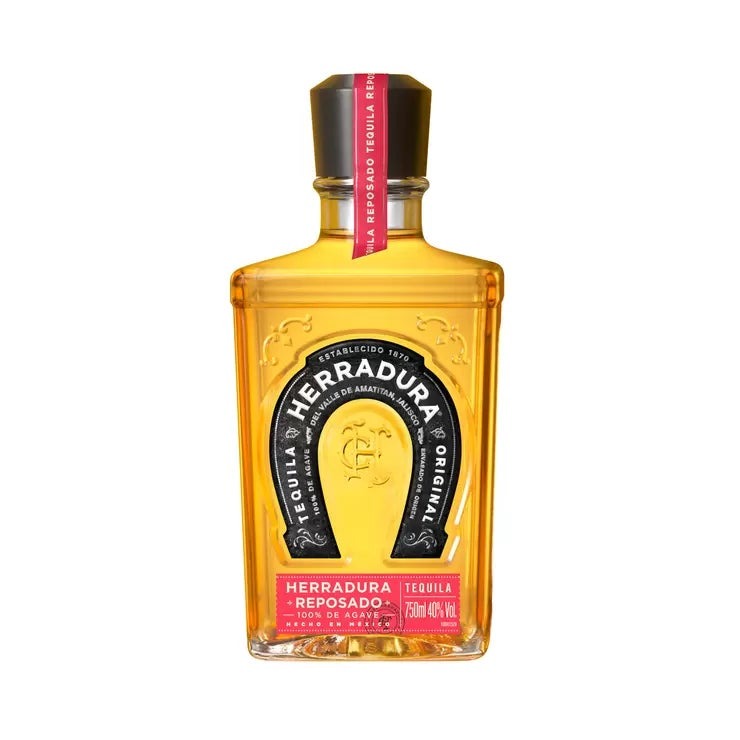 &nbsp; 【商品内容】 法律により20歳未満の酒類の購入や飲酒は禁止されており、酒類の販売には年齢確認が義務付けられています。 ・自社農園のアガベ100% ・11ヶ月以上の樽熟成 ・アガベ、バニラ、バターのアロマ ・アルコール度数40% 本来レポサドの基準としては2か月以上の熟成となるが、この商品は11ヶ月以上の期間熟成と厳格な基準で作られる。アガベ、バニラ、バターの香りと、滑らかで甘い後味のフィニッシュが特徴。 &nbsp; 【商品・画像についてのご注意】 ・バリエーションのある商品の場合、商品画像が複数ある場合がございますが発送されるのは1点です。カラーやサイズなどのバリエーションは商品名をご確認ください。 ・商品の外装デザインは画像と異なる場合がございます。 &nbsp; 【送料・配送についての注意事項】 ・ご注文入れ違い等により欠品・遅延となる場合がございます。 ・ご注文の商品によって北海道、沖縄、離島および一部地域への配送時に追加送料がかかる場合や、配送ができない場合がございます。 &nbsp; 【返品・交換についての注意事項】 ご注文後のお客様都合によるキャンセル・返品・交換はお受けできません。 商品内容・仕様等を十分にご確認のうえ、ご注文ください。 ※大型商品については、サイズ・設置場所・搬入経路も事前にご確認ください。