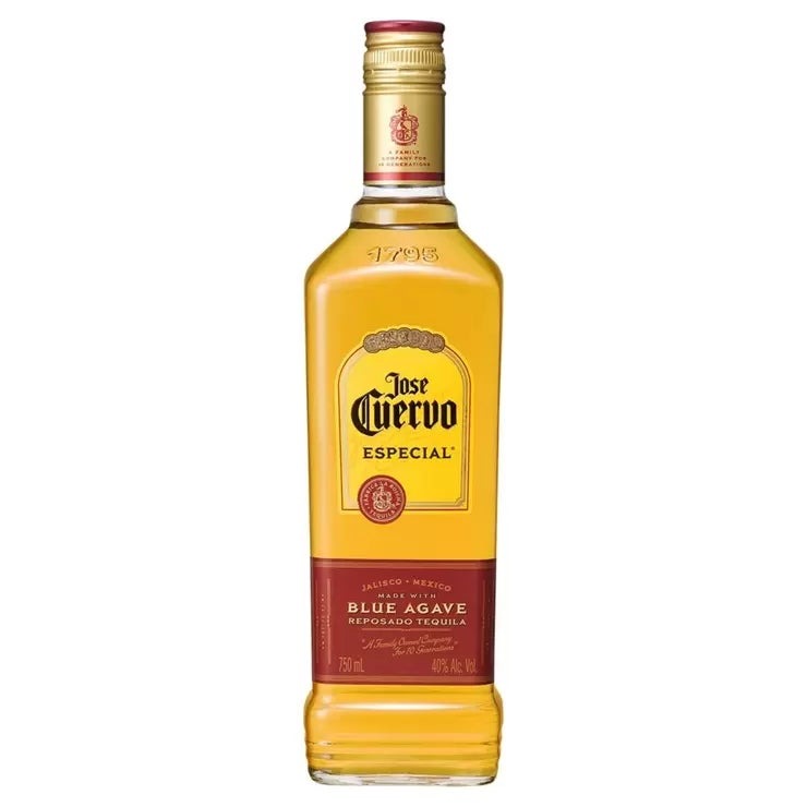 &nbsp; 【商品内容】 法律により20歳未満の酒類の購入や飲酒は禁止されており、酒類の販売には年齢確認が義務付けられています。 ・世界販売量No.1*のテキーラブランド ・世界中で親しまれている爽やかな香りと甘さ、スムーズな後味。 ・スッキリ爽快、キレのよいなめらかな口当たり *出典:IWSR2023 テキーラのトップブランド「ホセ・クエルボ社」が誇るレポサドテキーラ。2カ月以上の樽熟成を経たレポサド。ほのかに甘い樽香、まろやかでコクある味わいが特長。コールドショットはもちろん、ハイボールもおすすめ。 &nbsp; 【商品・画像についてのご注意】 ・バリエーションのある商品の場合、商品画像が複数ある場合がございますが発送されるのは1点です。カラーやサイズなどのバリエーションは商品名をご確認ください。 ・商品の外装デザインは画像と異なる場合がございます。 &nbsp; 【送料・配送についての注意事項】 ・ご注文入れ違い等により欠品・遅延となる場合がございます。 ・ご注文の商品によって北海道、沖縄、離島および一部地域への配送時に追加送料がかかる場合や、配送ができない場合がございます。 &nbsp; 【返品・交換についての注意事項】 ご注文後のお客様都合によるキャンセル・返品・交換はお受けできません。 商品内容・仕様等を十分にご確認のうえ、ご注文ください。 ※大型商品については、サイズ・設置場所・搬入経路も事前にご確認ください。
