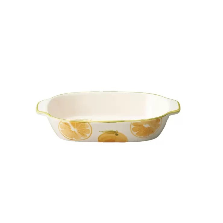 &nbsp; 【商品内容】 三重県四日市の伝統工芸品「萬古焼」に、さわやかな手描きのオレンジ柄をあしらったテーブルウェアシリーズのグラタン皿。 可愛らしいオレンジの絵柄は、すべて手描きで表現されており、筆のタッチによってひとつひとつ異なる風合いに仕上がります。 満水で500ml入るほどよいサイズ感で、グラタン料理はもちろん、ドリアやスイーツ盛りにも幅広しシーンに対応できるお皿です。 毎日の食卓に彩りを添え、使うたびに和やかな気持ちにさせてくれる器です。 電子レンジ・食洗器にも対応しており、普段使いにぴったり。 和陶器の味わいと、手描きならではの絵柄の可愛らしさを兼ね備えた器は、ご自宅用はもちろん、大切な方への贈り物にもおすすめです。 商品詳細 サイズ:約21.5×11.5×高さ4cm サイズ(内寸):約18.5×11×高さ3.5cm 容量:約500ml(満水時) 素材:陶器(萬古焼) 生産地:三重県四日市市 絵柄:手描き(オレンジ模様) 電子レンジ:使用可 食洗器:使用可 備考:手描きのため、色合いや柄の濃淡には個体差があります。 &nbsp; 【商品・画像についてのご注意】 ・バリエーションのある商品の場合、商品画像が複数ある場合がございますが発送されるのは1点です。カラーやサイズなどのバリエーションは商品名をご確認ください。 ・商品の外装デザインは画像と異なる場合がございます。 &nbsp; 【送料・配送についての注意事項】 ・ご注文入れ違い等により欠品・遅延となる場合がございます。 ・ご注文の商品によって北海道、沖縄、離島および一部地域への配送時に追加送料がかかる場合や、配送ができない場合がございます。 ・お客様都合でのキャンセルはお受け出来ませんのでご了承下さい。