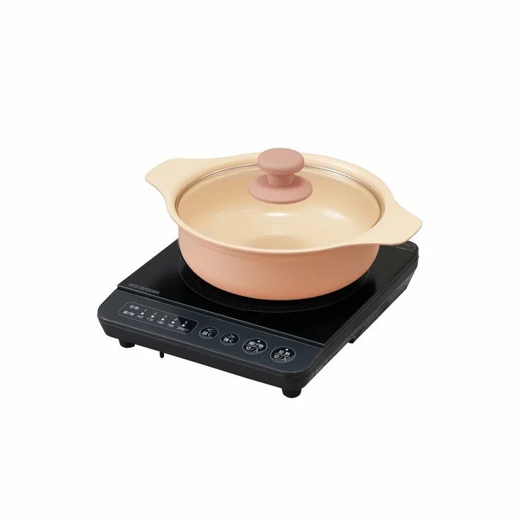 &nbsp; 【商品内容】 ◆加熱料理から揚げ物まで多用途に使えるIHコンロと鍋のセットです。 ◆熱効率が良いため光熱費の削減が出来て経済的です。 ◆火加減調整がしやすく、高火力で調理が快適です。 ◆火を使わないので空気を汚さず一酸化炭素中毒の危険がありません。 ◆コードに足や手を引っ掛けてもコードだけ外れるマグネットコードを採用。【IHコンロ製品仕様】●本体サイズ:幅約240mm×奥行約286mm×高さ約54mm●重量:約1700g●カラー:ブラック●電源:AC100V(50/60Hz)●定格消費電力:1000W●電源コードの長さ:約1.5m●加熱調理モード:5段階(火力)約1000W、約700W、約500W、約200W相当、約80W相当●温度調理モード:5段階(水温)約100°C、約90°C、約80°C、約70°C、約60°C●揚げ物調理モード:5段階(油温)約200°C、約190°C、約180°C、約170°C、約160°C●使用可能な鍋の材質:アルミニウム合金、はり底:ステンレス鋼のなべ・鉄・鉄鋳物・鉄ほうろう・ステンレス(18-0(SUS430)など)※種類によっては火力が弱くなったり、使えないなべもあります。・多層鋼なべ※種類によっては発熱しないことがあります。●使用可能な鍋の形状:底の平らなもの・加熱調理の場合はそりが3mm以下のもの・揚げ物調理の場合はそりが1mm以下のもの●使用可能な鍋の大きさ:加熱調理/直径12~20cmのもの・揚げ物調理/直径18cmのもののみ【鍋製品仕様】●サイズ:直径約200mm×高さ約75mm●重量:約1000g●カラー:ピンク●セット内容:なべ本体、ガラスふた●満水容量:1.9L●使用上のご注意:火力を「中火」以下で使用する(「中火」の目安は約700W)【主要材質】【IH】PP、結晶化ガラス【鍋】本体:アルミニウム合金、はり底:ステンレス鋼【生産国】 中国 &nbsp; 【商品・画像についてのご注意】 ・バリエーションのある商品の場合、商品画像が複数ある場合がございますが発送されるのは1点です。カラーやサイズなどのバリエーションは商品名をご確認ください。 ・商品の外装デザインは画像と異なる場合がございます。 &nbsp; 【送料・配送についての注意事項】 ・ご注文入れ違い等により欠品・遅延となる場合がございます。 ・ご注文の商品によって北海道、沖縄、離島および一部地域への配送時に追加送料がかかる場合や、配送ができない場合がございます。 &nbsp; 【返品・交換についての注意事項】 ご注文後のお客様都合によるキャンセル・返品・交換はお受けできません。 商品内容・仕様等を十分にご確認のうえ、ご注文ください。 ※大型商品については、サイズ・設置場所・搬入経路も事前にご確認ください。
