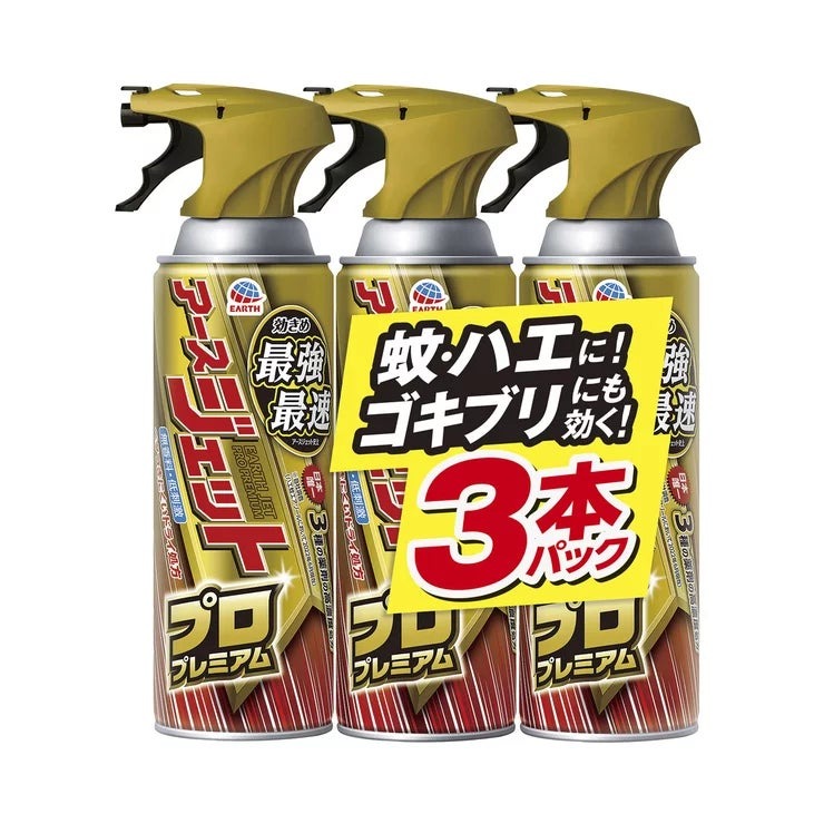 &nbsp; 【商品内容】 効きめ最強最速*!蚊・ハエ・ゴキブリ用駆除スプレー。 狙いやすいプレミアムトリガーですばやいハエも逃さず駆除できます。 *アースジェット史上【商品特長】 アースジェット史上、効きめ最強最速! ベタつきにくいドライ処方! 無香料・低刺激【使用方法】 使用開始時に天面のストッパーを上におこして、パキッと音がするまで後ろの方へ曲げて折りとる。 噴射レバーを引き、室内のハエ・蚊には、閉め切って12畳(約20m2)につき約1秒間噴射するか、直接噴射する。 ゴキブリ、ノミ、トコジラミ(ナンキンムシ)、イエダニ、マダニには直接噴射する。 蚊が潜んでいそうな場所(草むら、庭木周り、物陰等)に1~2mの距離から1m2あたり約1秒ずつ噴射する。 注意-人体に使用しないこと【してはいけないこと】 人体に向かって噴射しないでください。また、噴射気体を吸入しないでください。 逆さまでスプレーしないでください。 20秒以上連続噴射しないでください。【相談すること】 万一身体に異常が起きた場合は、直ちに本品がピレスロイド系薬剤を含む商品であることを医師に告げて、診療を受けてください。【その他の注意】 本品は家庭用であり、公共の場では使用せず、家庭のみの使用に限定してください。 十分な効果が得られるよう、定められた使用方法、使用量を守ってください。 皮膚、飲食物、食器、子供のおもちゃ、観賞魚・小鳥などのペット類、飼料、観賞植物、衣類・寝具・家電にかからないようにしてください。 アレルギーやかぶれなどを起こしやすい体質の人は、薬剤に触れたり、吸い込んだりしないようにしてください。 変色のおそれがあるので、家具、建具、フローリングなどに直接噴射しないでください。また、ふすま、障子紙、カーテン等にはシミを残すおそれがあるので、直接噴射しないでください。 室内で噴射する際は、噴射する人以外の入室をさけ、噴射後は室内を十分換気してから入室してください。 薬剤が皮膚についたときは、石けんを用いてよく洗ってください。 使用後は換気してください。 噴射場所の周り、特に風下に人がいないことを確認し、風上から噴射してください。 噴霧が風の影響を受けるときは、使用を避けてください。 噴霧が草木に多量にかからないように注意してください。 火炎に向かって使用しないでください。 薬剤がかかった草木などには触れないでください。 魚毒性があるので、水槽や池などに噴射液が入らないように注意してください。【保管及び取扱上の注意】 直射日光や火気を避け、子供の手の届かない涼しいところに保管してください。 缶のサビを防ぐため、水回りや湿気の多い場所に置かないでください。【廃棄の方法】 本品は使い切ってから捨ててください。… &nbsp; 【商品・画像についてのご注意】 ・バリエーションのある商品の場合、商品画像が複数ある場合がございますが発送されるのは1点です。カラーやサイズなどのバリエーションは商品名をご確認ください。 ・商品の外装デザインは画像と異なる場合がございます。 &nbsp; 【送料・配送についての注意事項】 ・ご注文入れ違い等により欠品・遅延となる場合がございます。 ・ご注文の商品によって北海道、沖縄、離島および一部地域への配送時に追加送料がかかる場合や、配送ができない場合がございます。 ・お客様都合でのキャンセルはお受け出来ませんのでご了承下さい。