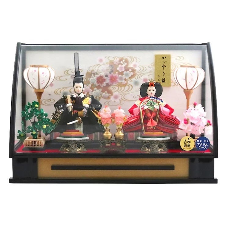 &nbsp; 【商品内容】 飾りつけの手軽さが人気のケース入り アクリルケースなので、割れにくく、軽いので持ち運びが楽 繊細な刺繍が施されたお人形の衣装 お人形をより楽しんで頂けるように前上部の枠を無くした曲面仕上げ 箱から出すだけで飾りつけ完了の手軽さが人気のケース入りひな人形です。 アクリルケースなので、割れにくく、軽いので持ち運びが楽にできます。 お人形の衣裳には、繊細な刺繍が施されており、華やかさと優雅さを添えています。 ケースの背景には金彩と美しい桜柄を配しました。 お人形をより楽しんで頂けるように前上部の枠を無くし、曲面に仕上げています。 製造メーカー:藤翁 &nbsp; 【商品・画像についてのご注意】 ・バリエーションのある商品の場合、商品画像が複数ある場合がございますが発送されるのは1点です。カラーやサイズなどのバリエーションは商品名をご確認ください。 ・商品の外装デザインは画像と異なる場合がございます。 &nbsp; 【送料・配送についての注意事項】 ・ご注文入れ違い等により欠品・遅延となる場合がございます。 ・ご注文の商品によって北海道、沖縄、離島および一部地域への配送時に追加送料がかかる場合や、配送ができない場合がございます。 &nbsp; 【返品・交換についての注意事項】 ご注文後のお客様都合によるキャンセル・返品・交換はお受けできません。 商品内容・仕様等を十分にご確認のうえ、ご注文ください。 ※大型商品については、サイズ・設置場所・搬入経路も事前にご確認ください。