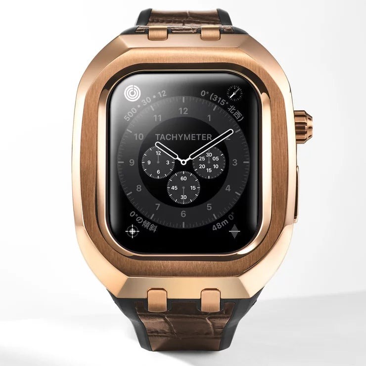 &nbsp; 【商品内容】 互換性:Apple Watch Series 11 / 10 ベゼル:再生ステンレススティール ケース:再生ステンレススティール ケースサイズ:横 49 × 縦 58 × 厚 12.5 mm 防水機能:Apple Watchの防水性に準ずる ベルト:カーフレザー/ラバー 腕回り:腕回り 15 ? 20.5 cm ゆとりある大人の装い。CLASSIC COLLECTION(クラシック コレクション)Apple Watch Series11/10に対応。 ○クラシックとモダンが共存する上品な佇まい。 大人の余裕を感じさせるラグジュアリー・アップルウォッチケース。HUMBLE RICH装着すれば、ややカジュアルに寄りがちなApple Watchをビジネスやフォーマルを含むあらゆる場面でシーンレスに使用することができます。 ○あらゆるシーンにおいて控えめかつ上品な腕元に 高級時計と同じ素材、同じ仕上げ技術を使用。長年、時計に携わった一流のウォッチデザイナーがデザインした、説得力あるデザインです。ポリッシュとヘアラインを織り交ぜた美しいエッジ表現をお楽しみください。 ○わずか20秒でシーンの切り替えが可能 実用新案取得済みの独自機構「Plug & Rich(プラグ&リッチ)」で、ワンタッチでケースの開け閉めが可能。わずか20秒でシーンの切り替えが可能です。 &nbsp; 【商品・画像についてのご注意】 ・バリエーションのある商品の場合、商品画像が複数ある場合がございますが発送されるのは1点です。カラーやサイズなどのバリエーションは商品名をご確認ください。 ・商品の外装デザインは画像と異なる場合がございます。 &nbsp; 【送料・配送についての注意事項】 ・ご注文入れ違い等により欠品・遅延となる場合がございます。 ・ご注文の商品によって北海道、沖縄、離島および一部地域への配送時に追加送料がかかる場合や、配送ができない場合がございます。 &nbsp; 【返品・交換についての注意事項】 ご注文後のお客様都合によるキャンセル・返品・交換はお受けできません。 商品内容・仕様等を十分にご確認のうえ、ご注文ください。 ※大型商品については、サイズ・設置場所・搬入経路も事前にご確認ください。